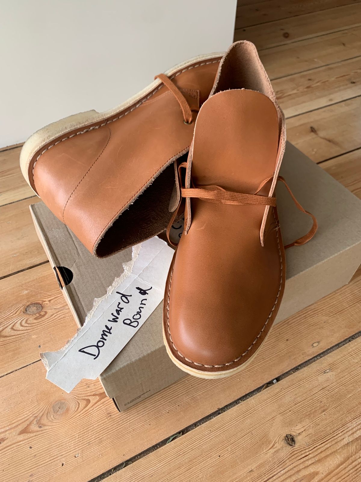 Photo by TheMorrie on October 6, 2023 of the Clarks Desert Boot in Dark Tan.