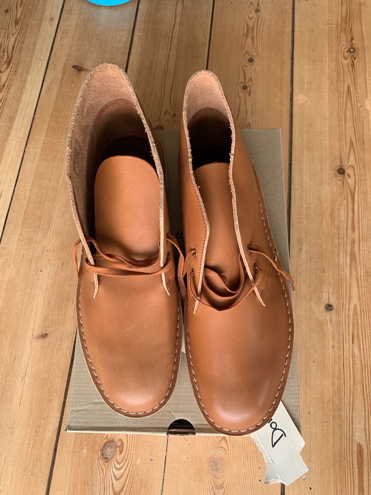 Photo by TheMorrie on October 6, 2023 of the Clarks Desert Boot in Dark Tan.