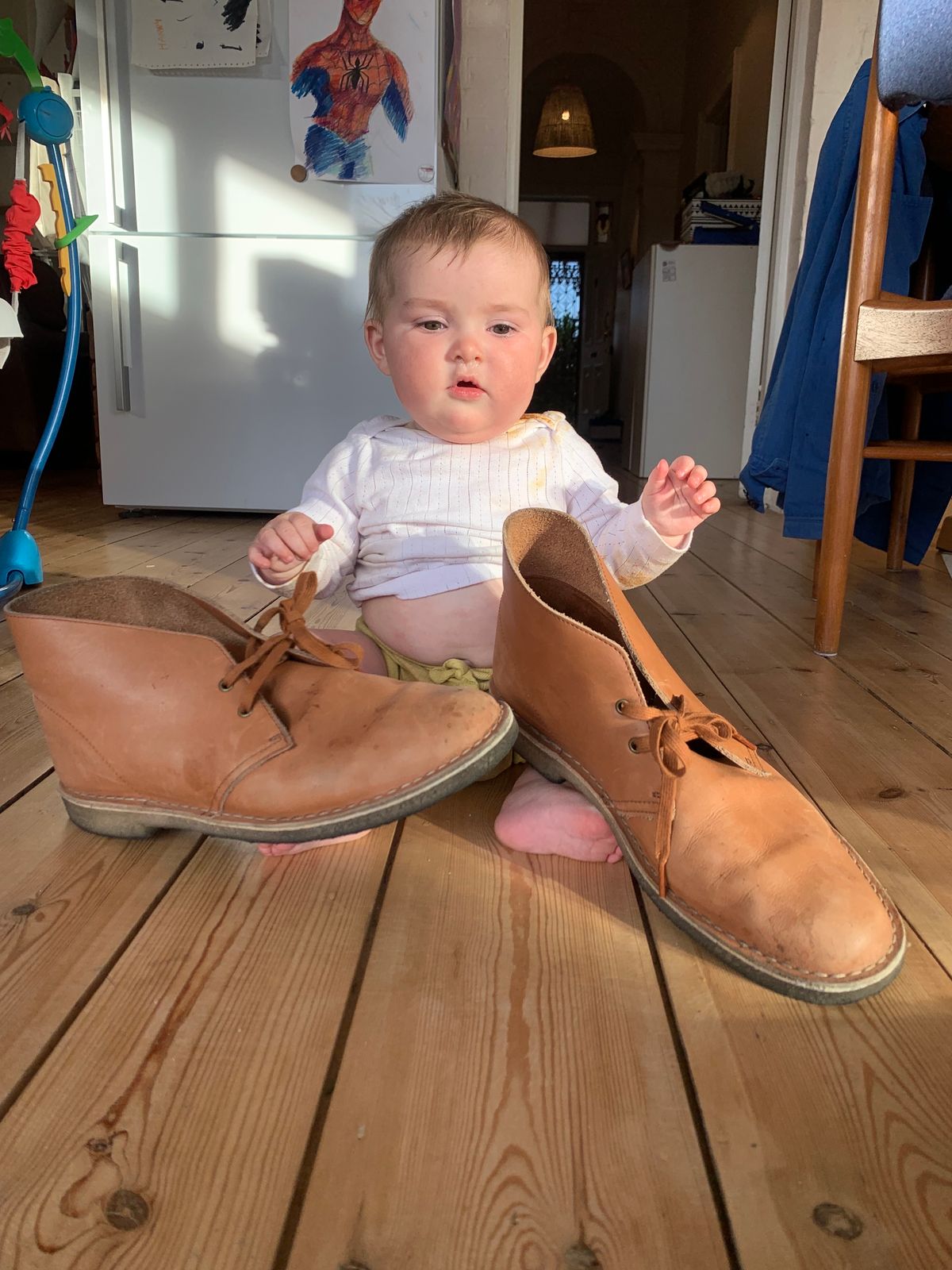 Photo by TheMorrie on November 5, 2023 of the Clarks Desert Boot in Dark Tan.