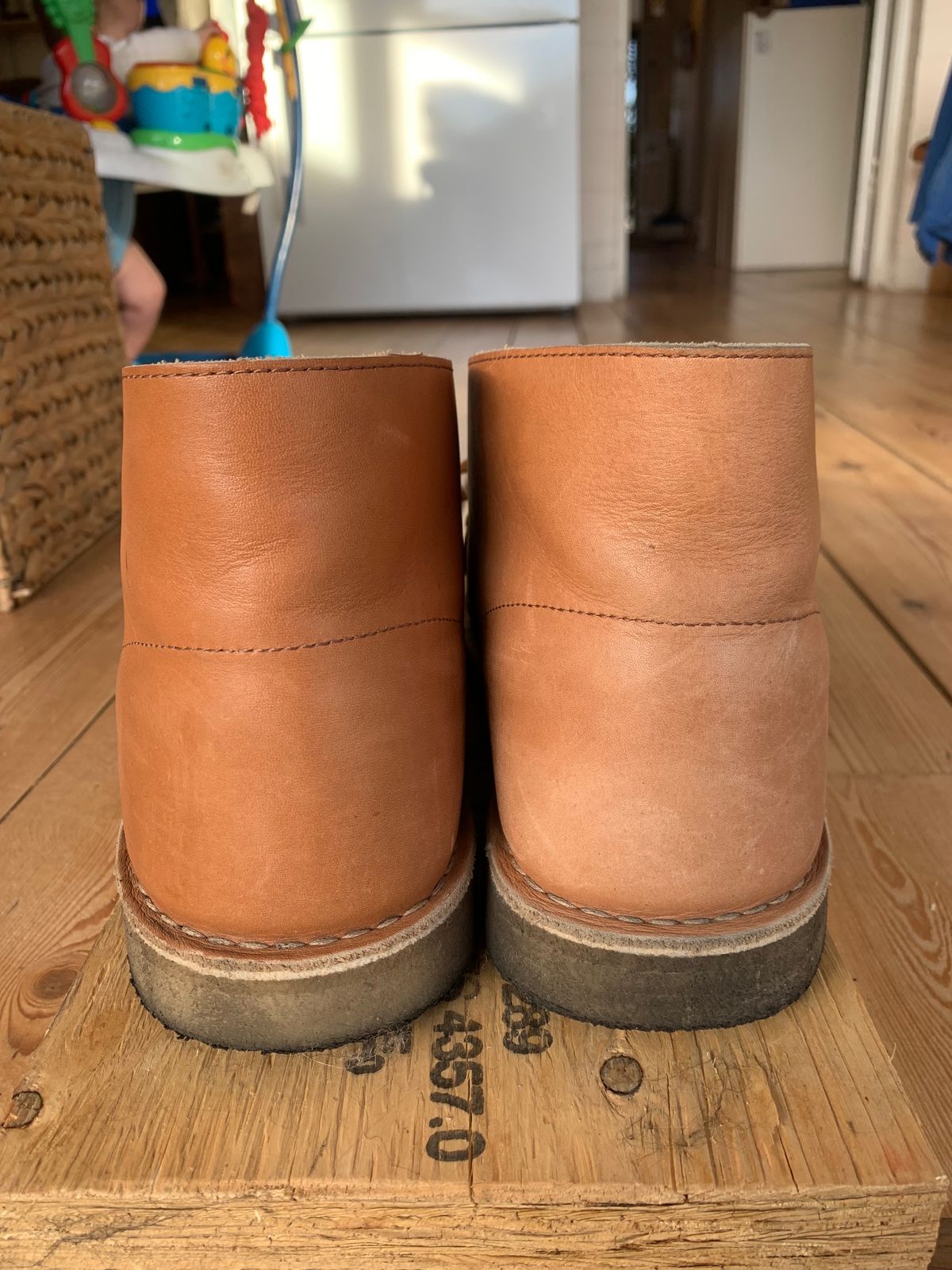 Photo by TheMorrie on November 5, 2023 of the Clarks Desert Boot in Dark Tan.