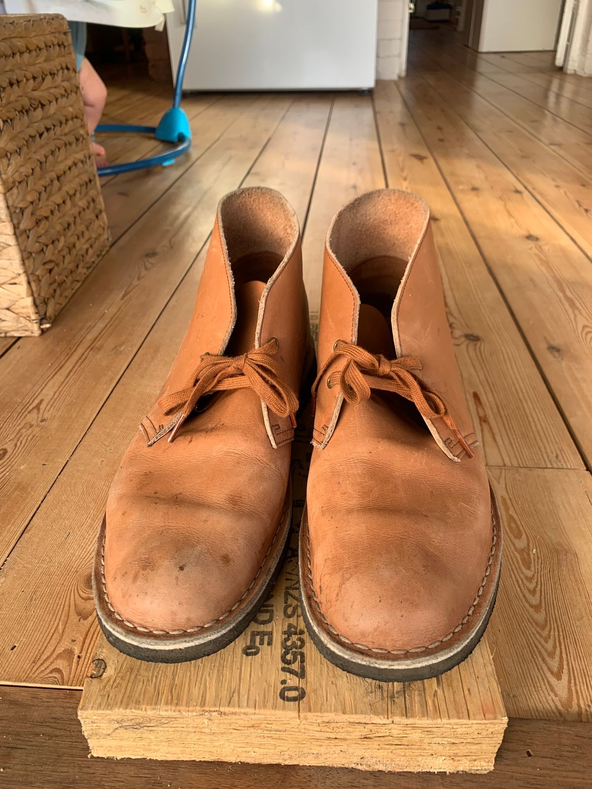 Photo by TheMorrie on November 5, 2023 of the Clarks Desert Boot in Dark Tan.