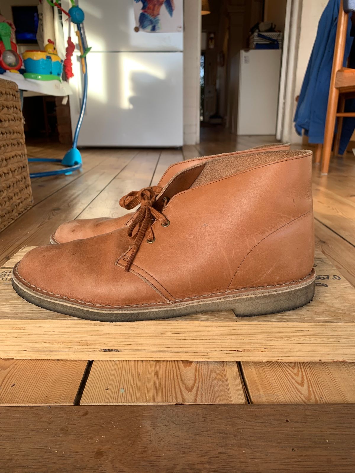 Photo by TheMorrie on November 5, 2023 of the Clarks Desert Boot in Dark Tan.