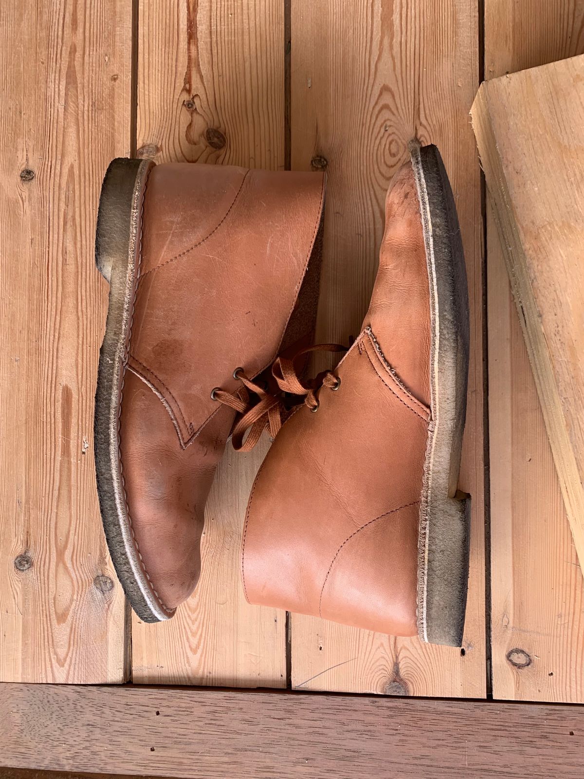 Photo by TheMorrie on November 5, 2023 of the Clarks Desert Boot in Dark Tan.