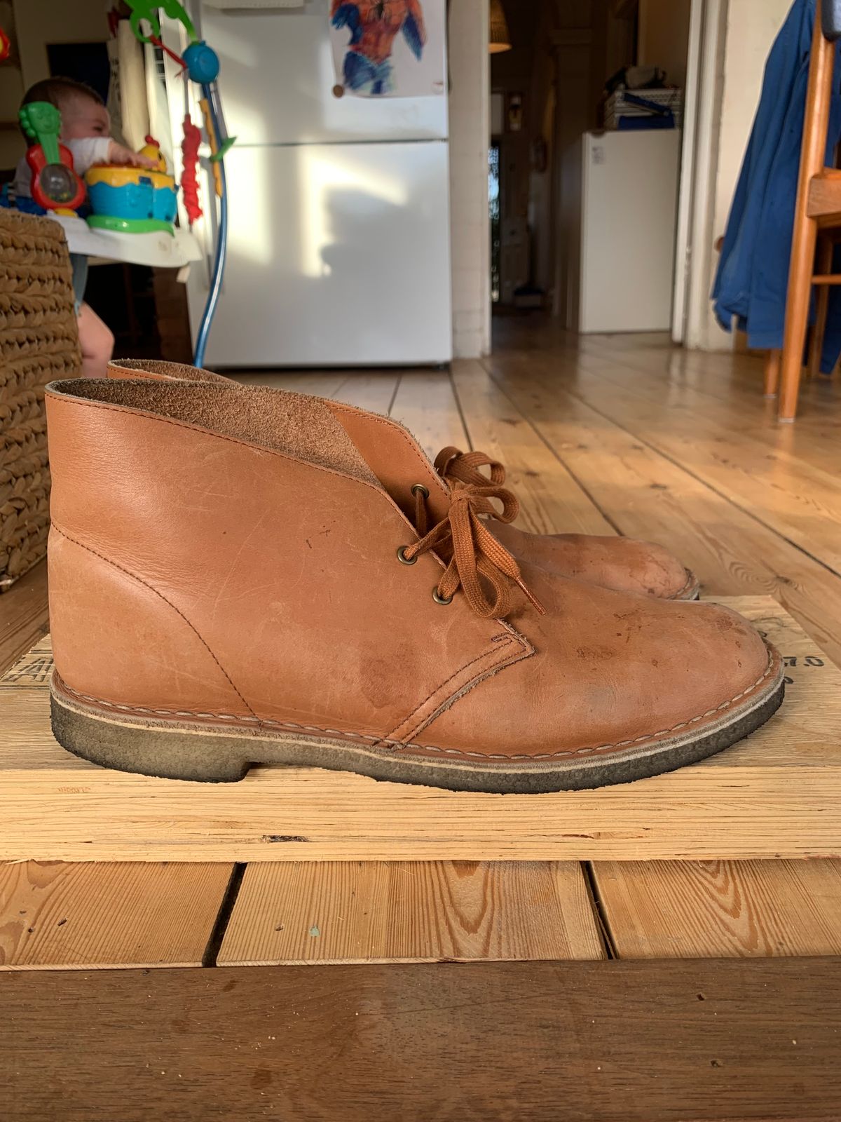 Photo by TheMorrie on November 5, 2023 of the Clarks Desert Boot in Dark Tan.