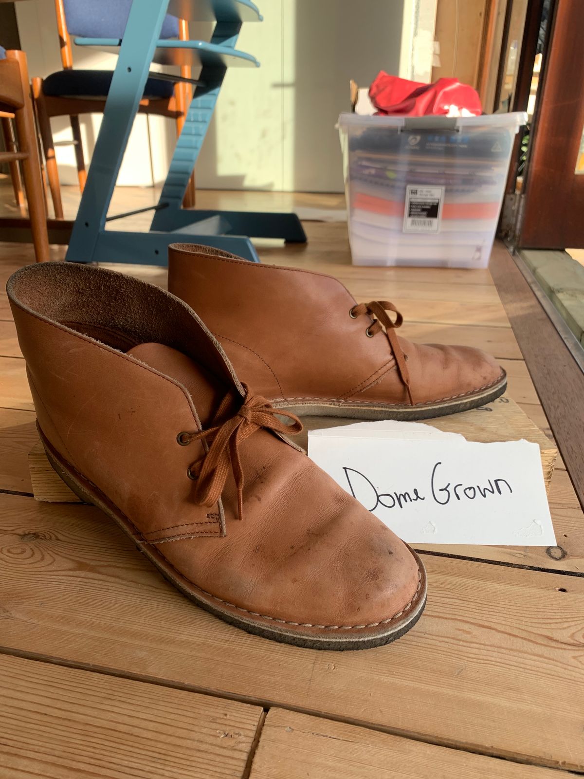 Photo by TheMorrie on November 5, 2023 of the Clarks Desert Boot in Dark Tan.