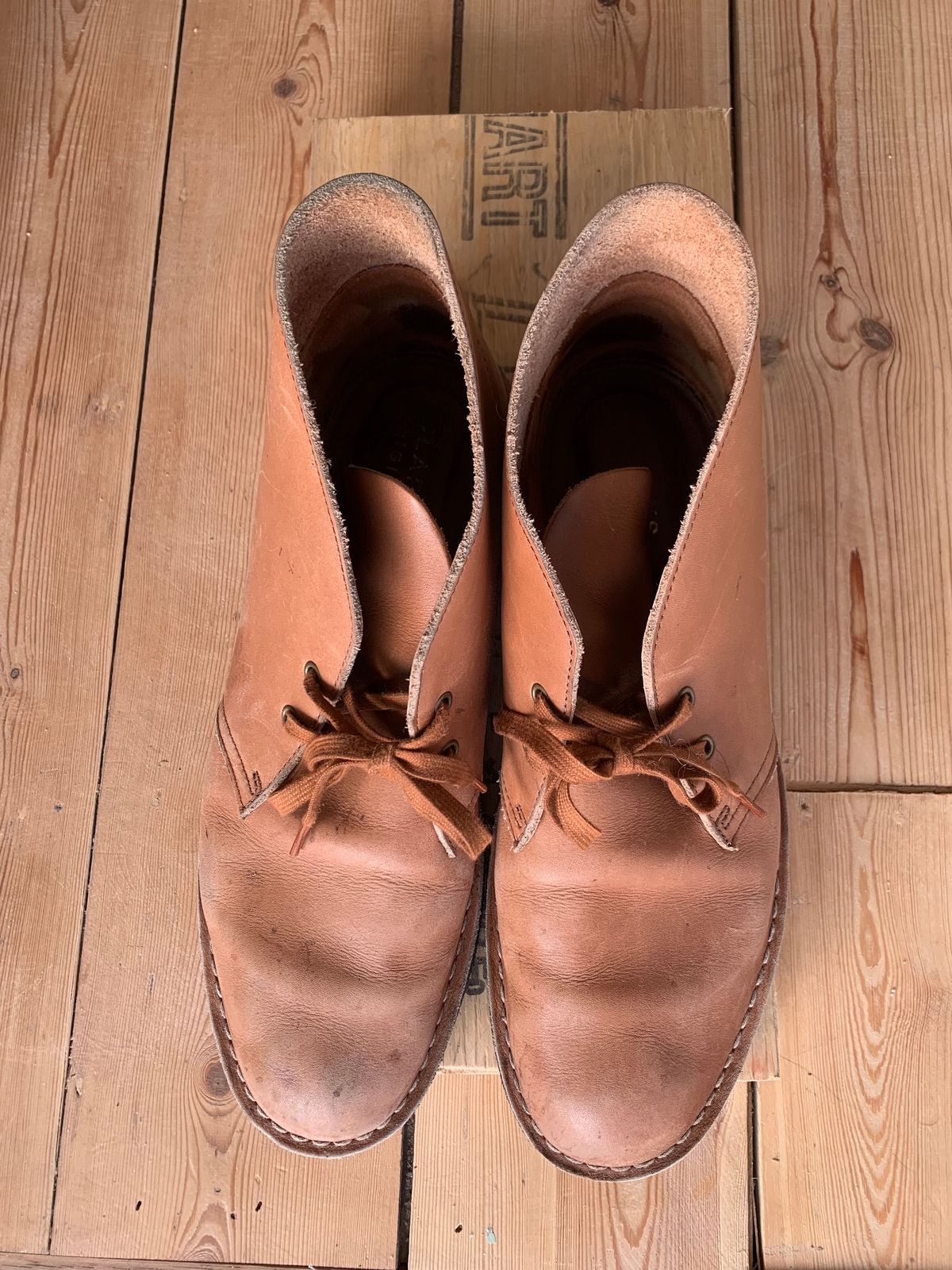 Photo by TheMorrie on November 5, 2023 of the Clarks Desert Boot in Dark Tan.