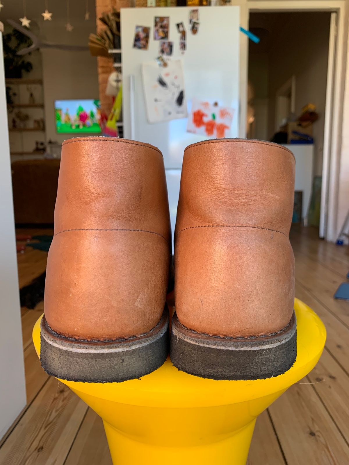 Photo by TheMorrie on December 3, 2023 of the Clarks Desert Boot in Dark Tan.