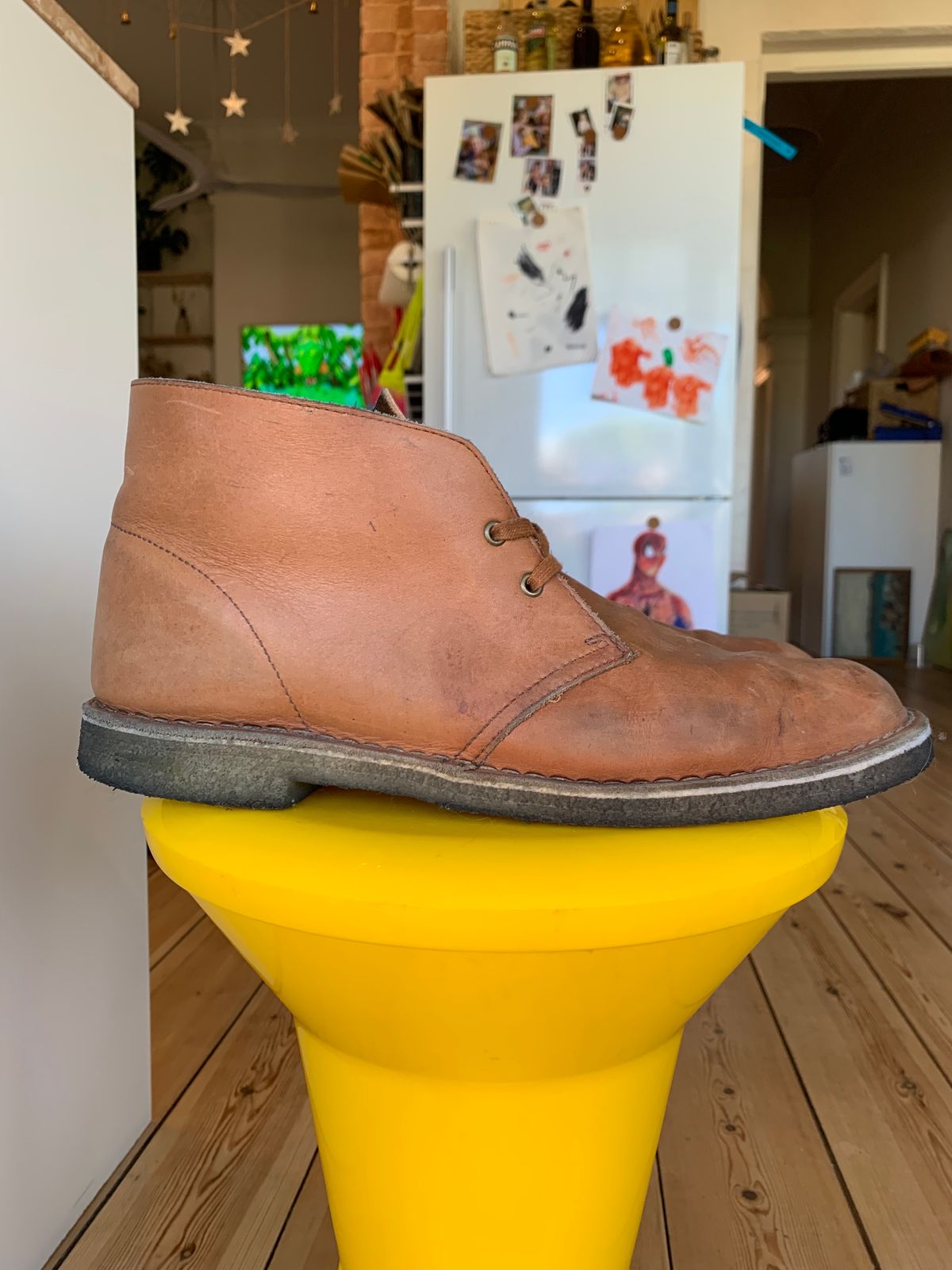 Photo by TheMorrie on December 3, 2023 of the Clarks Desert Boot in Dark Tan.