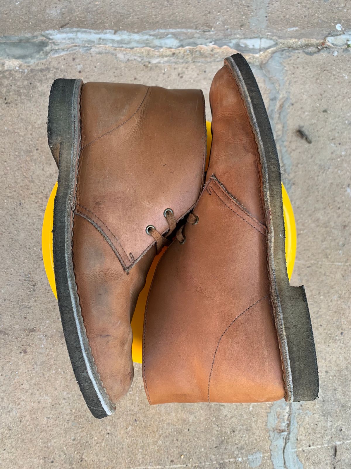 Photo by TheMorrie on December 3, 2023 of the Clarks Desert Boot in Dark Tan.