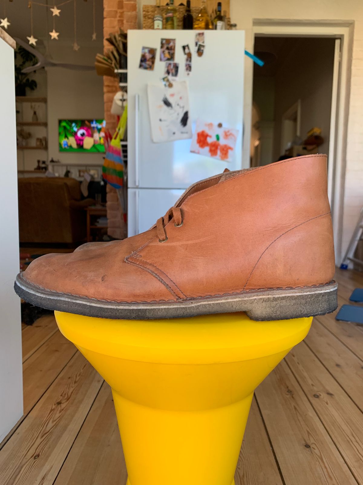 Photo by TheMorrie on December 3, 2023 of the Clarks Desert Boot in Dark Tan.