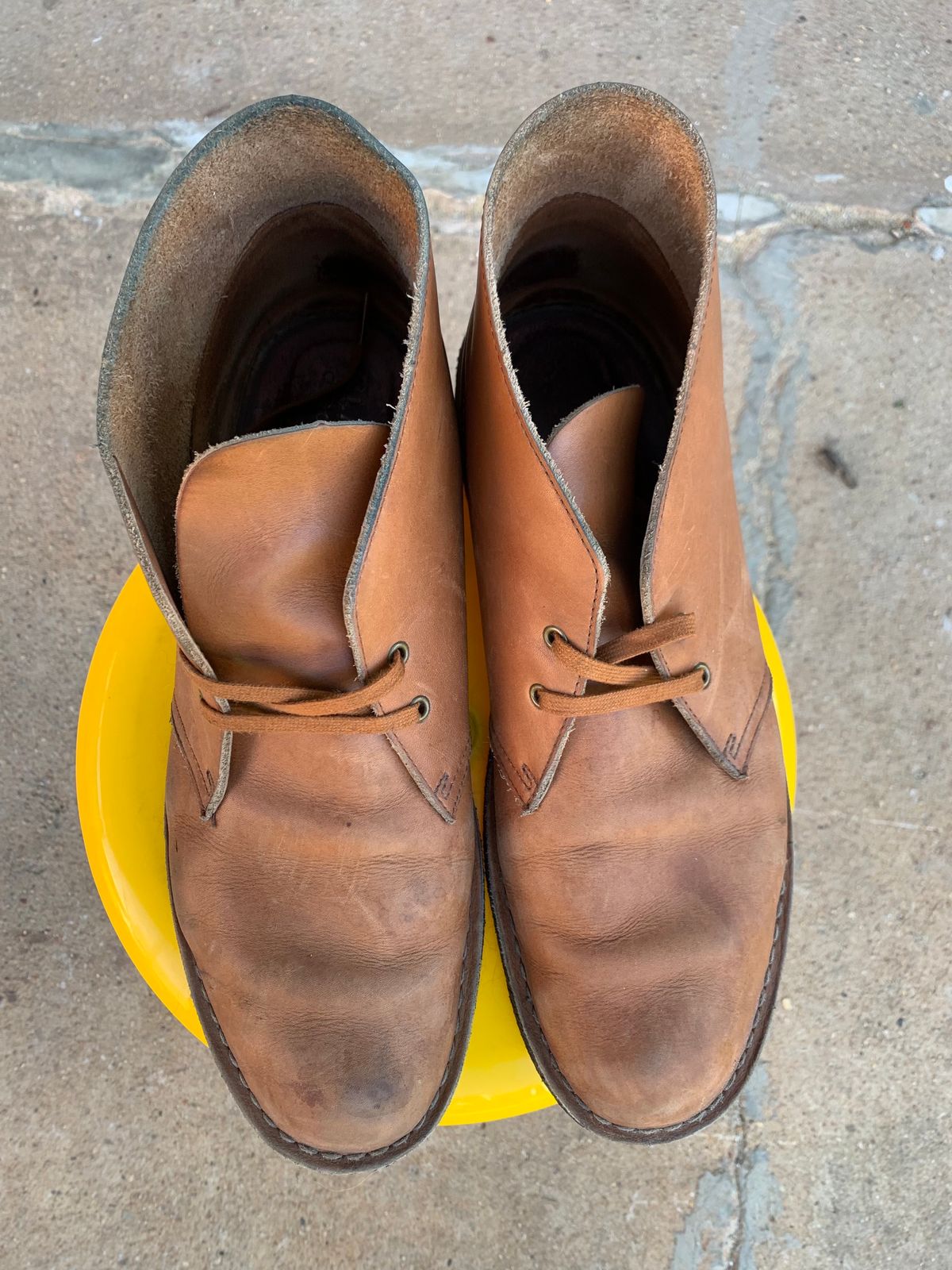 Photo by TheMorrie on December 3, 2023 of the Clarks Desert Boot in Dark Tan.