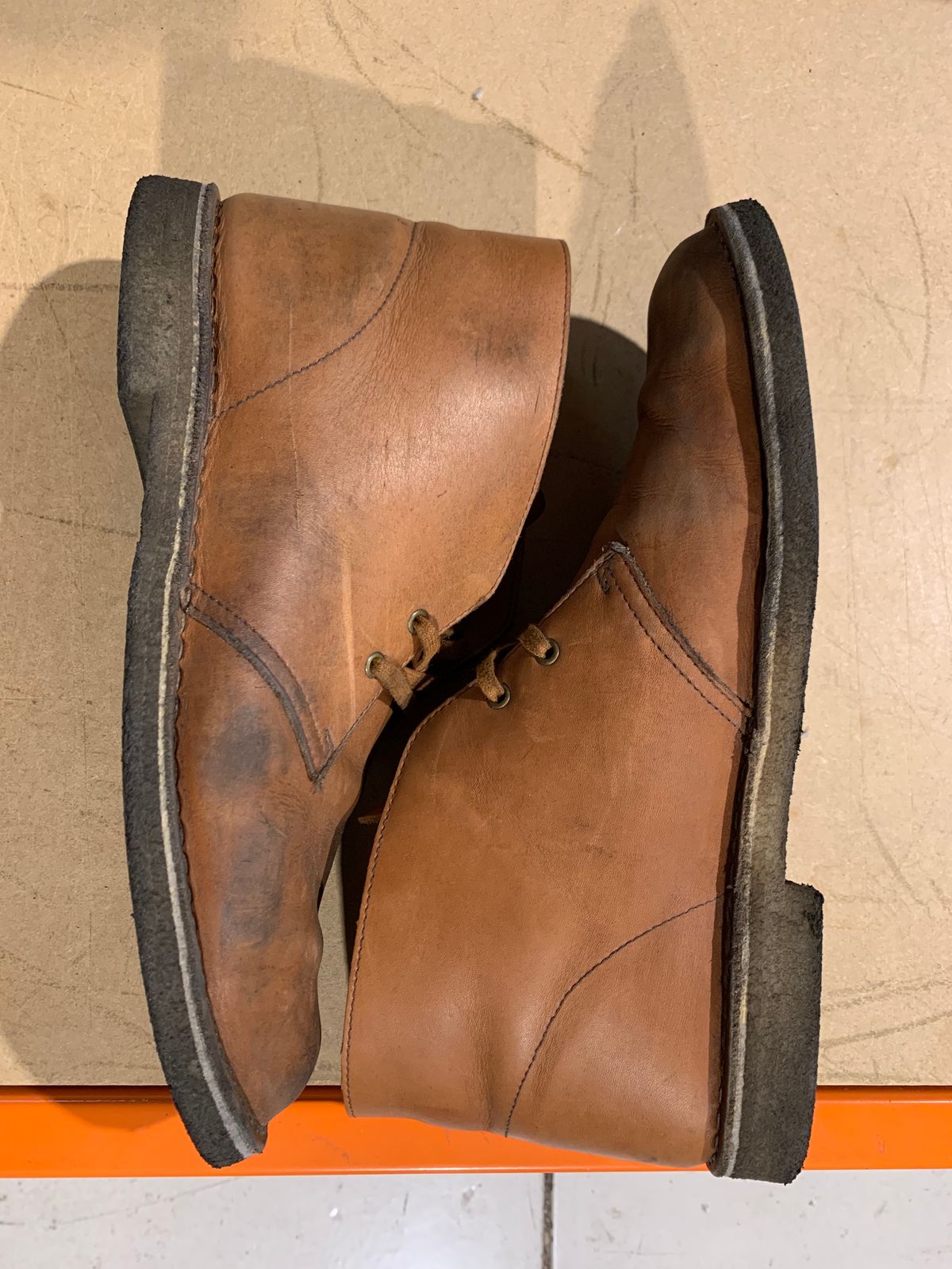 Photo by TheMorrie on January 4, 2024 of the Clarks Desert Boot in Dark Tan.