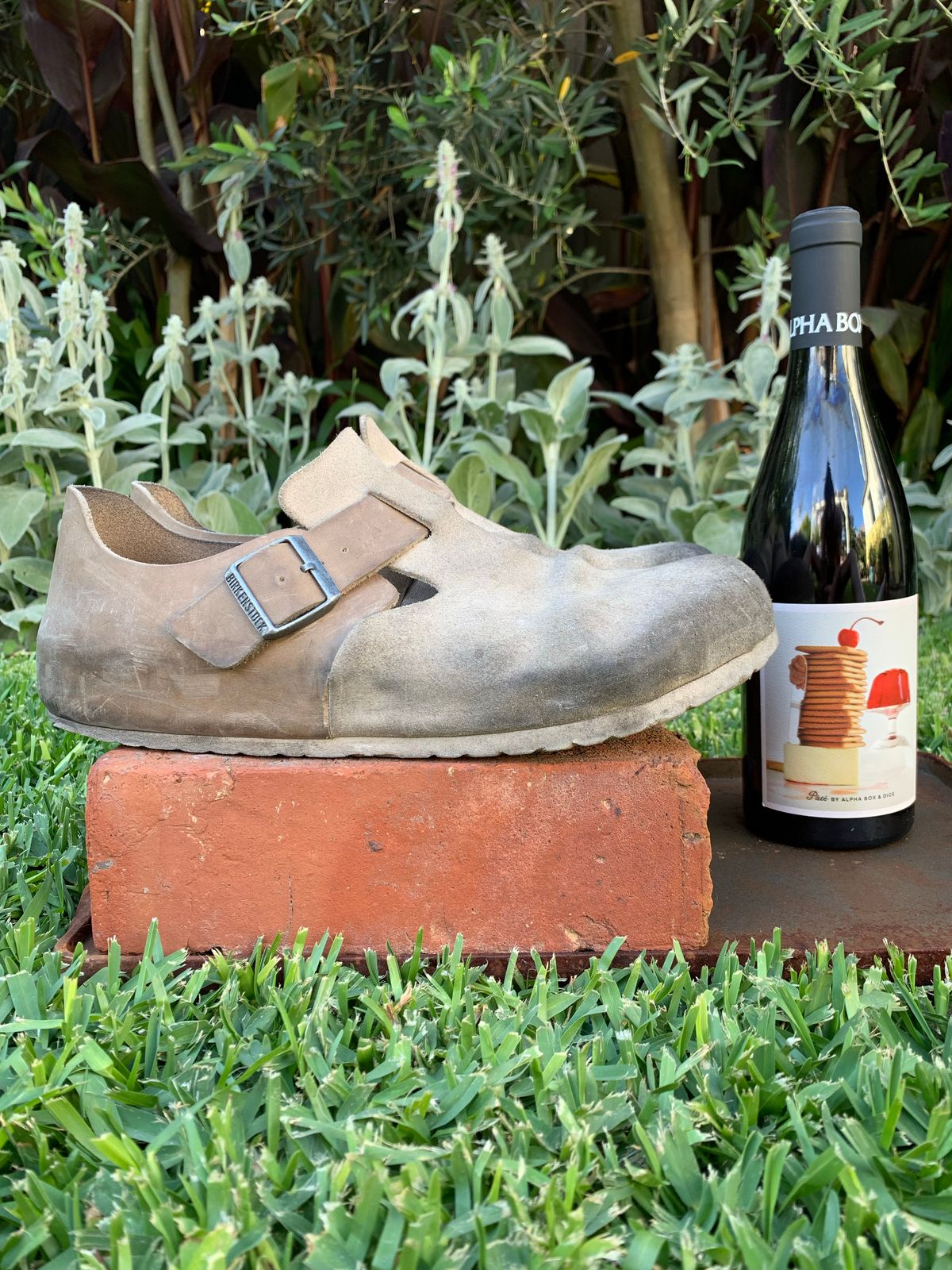 Photo by TheMorrie on December 4, 2022 of the Birkenstock London in Sandcastle Suede.