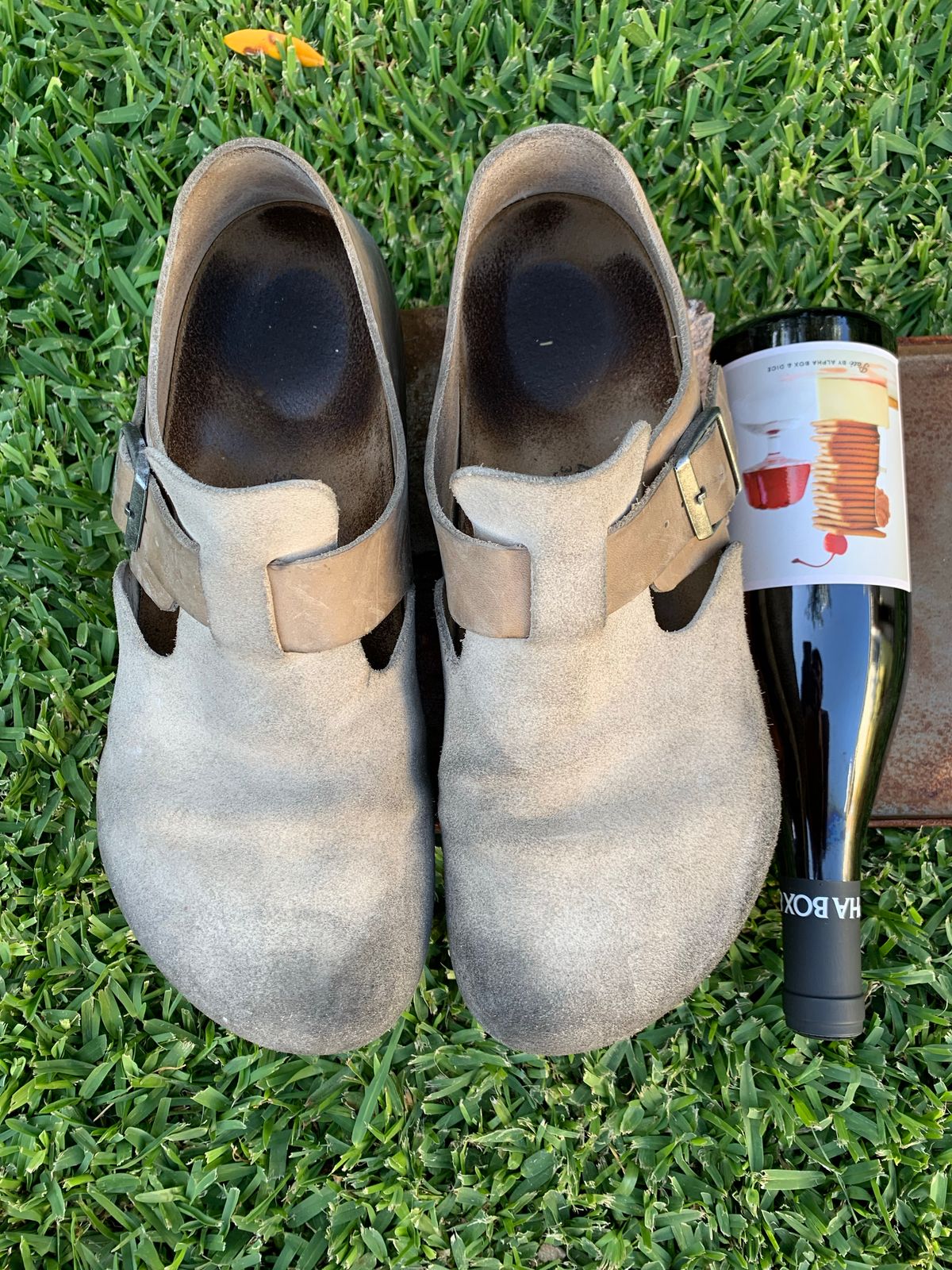 Photo by TheMorrie on December 4, 2022 of the Birkenstock London in Sandcastle Suede.