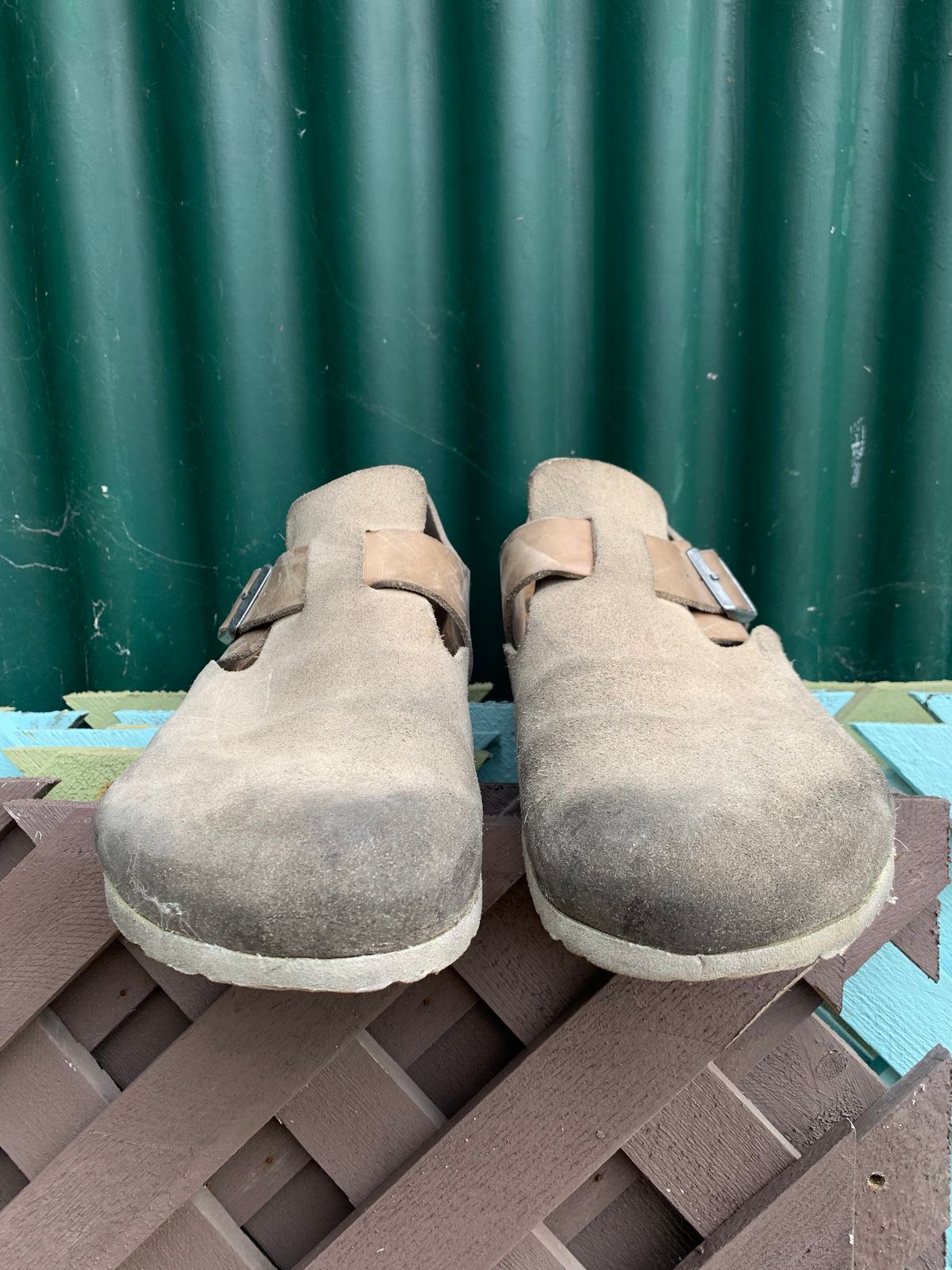 Photo by TheMorrie on March 5, 2023 of the Birkenstock London in Sandcastle Suede.