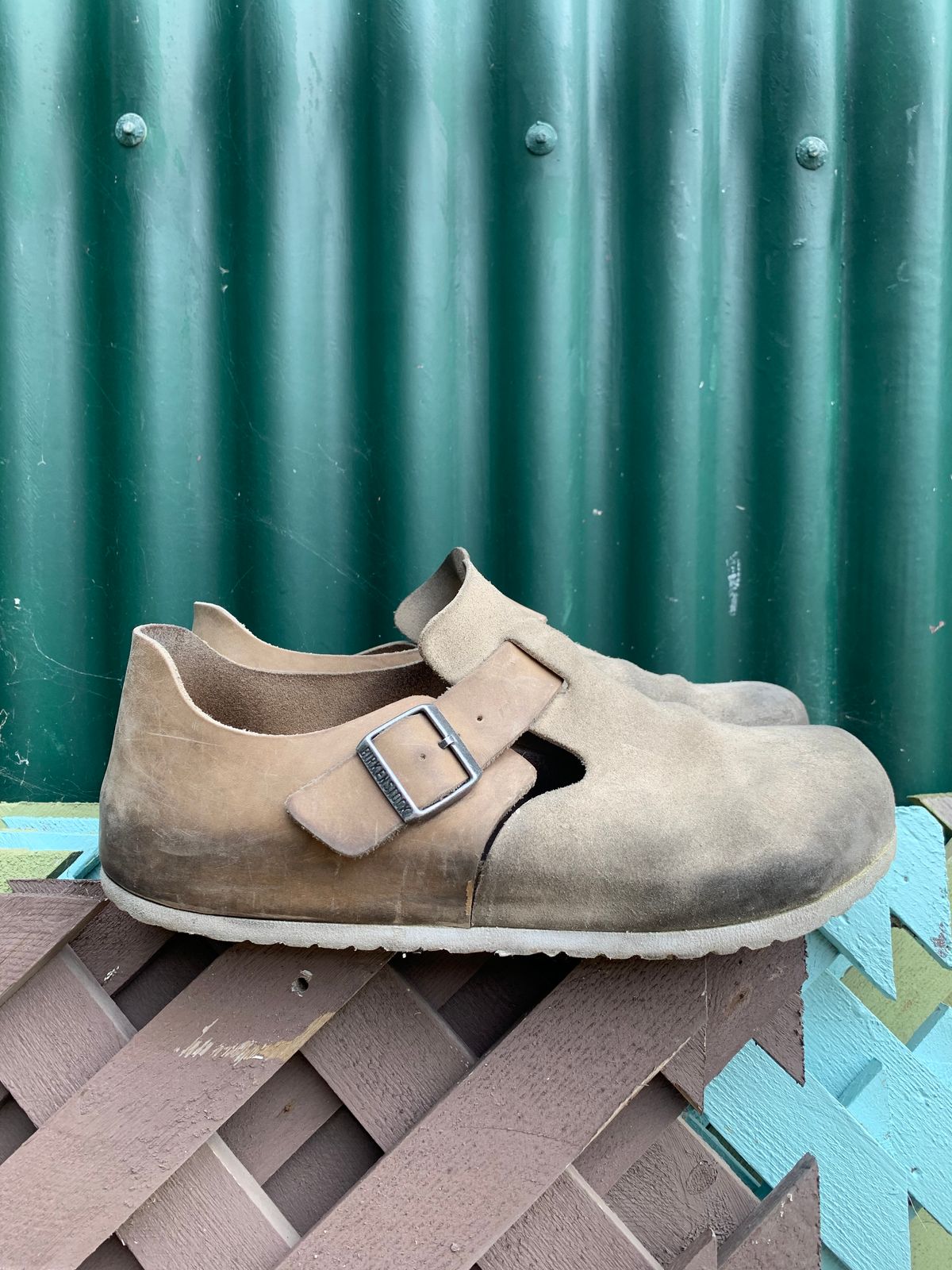 Photo by TheMorrie on March 5, 2023 of the Birkenstock London in Sandcastle Suede.