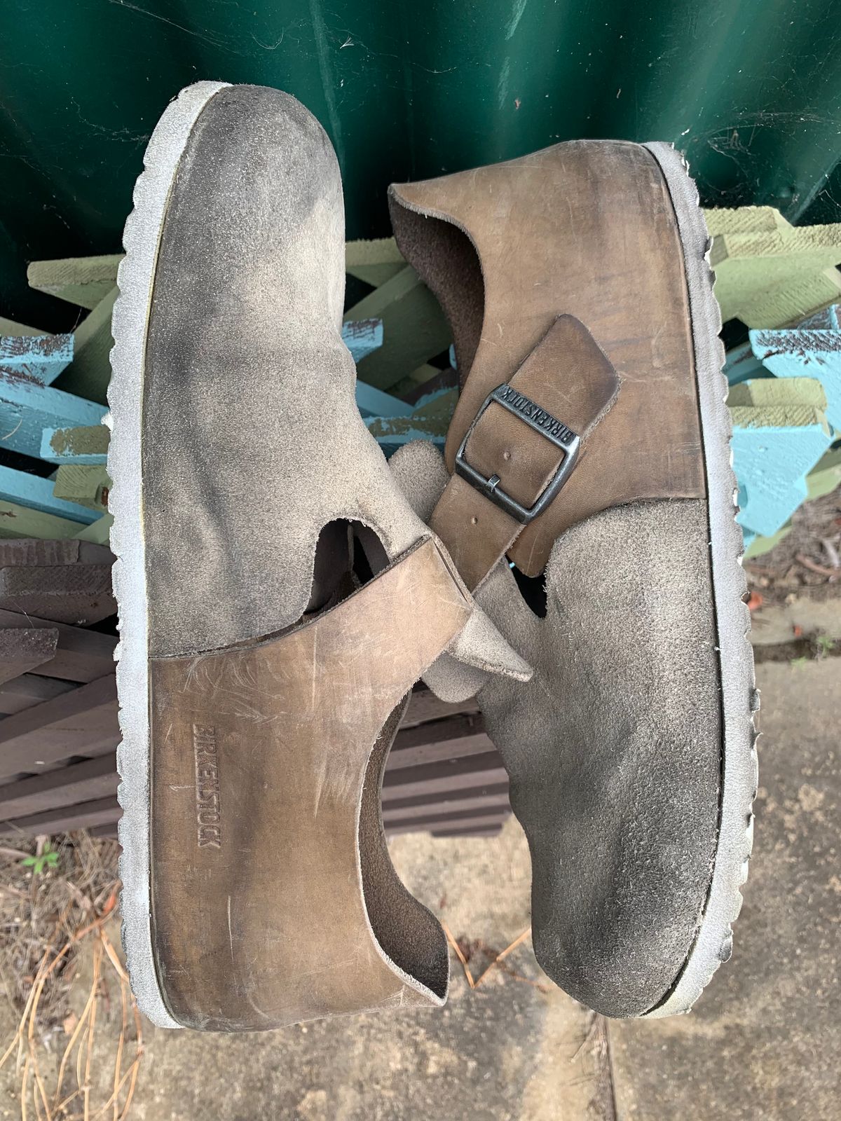 Photo by TheMorrie on March 5, 2023 of the Birkenstock London in Sandcastle Suede.