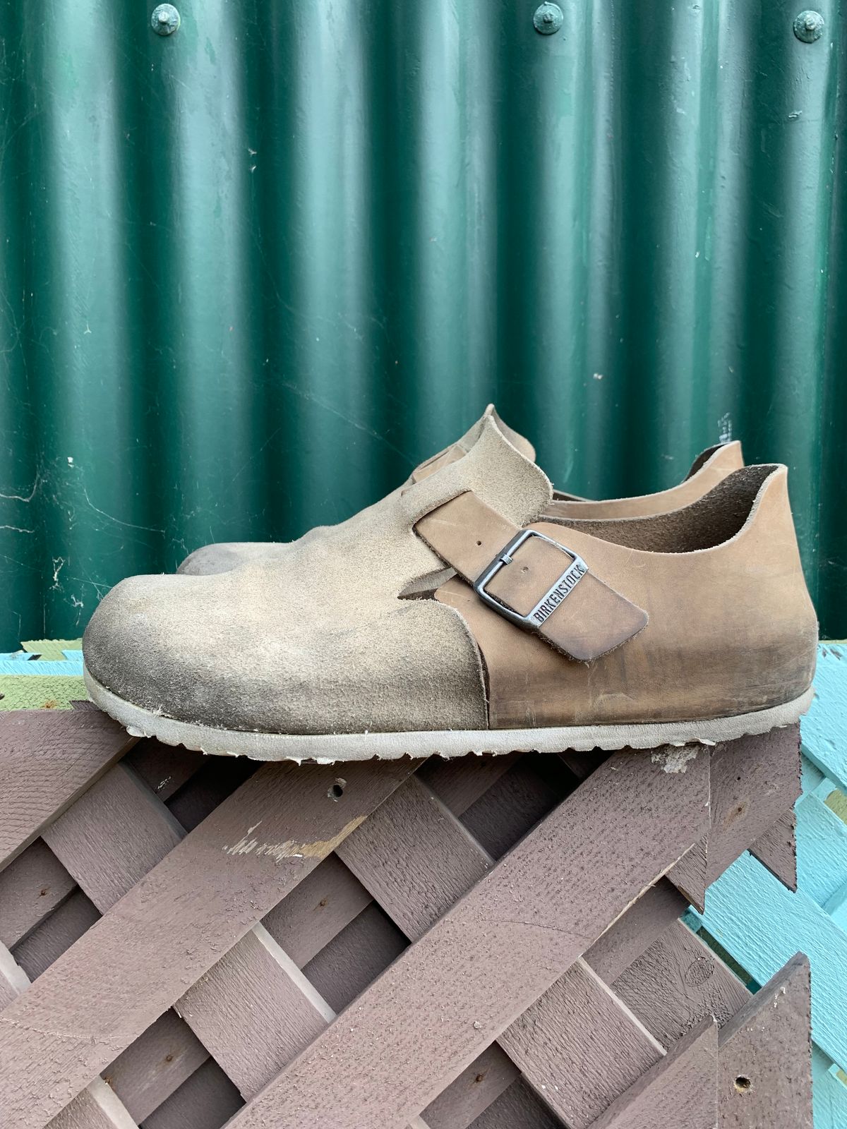 Photo by TheMorrie on March 5, 2023 of the Birkenstock London in Sandcastle Suede.