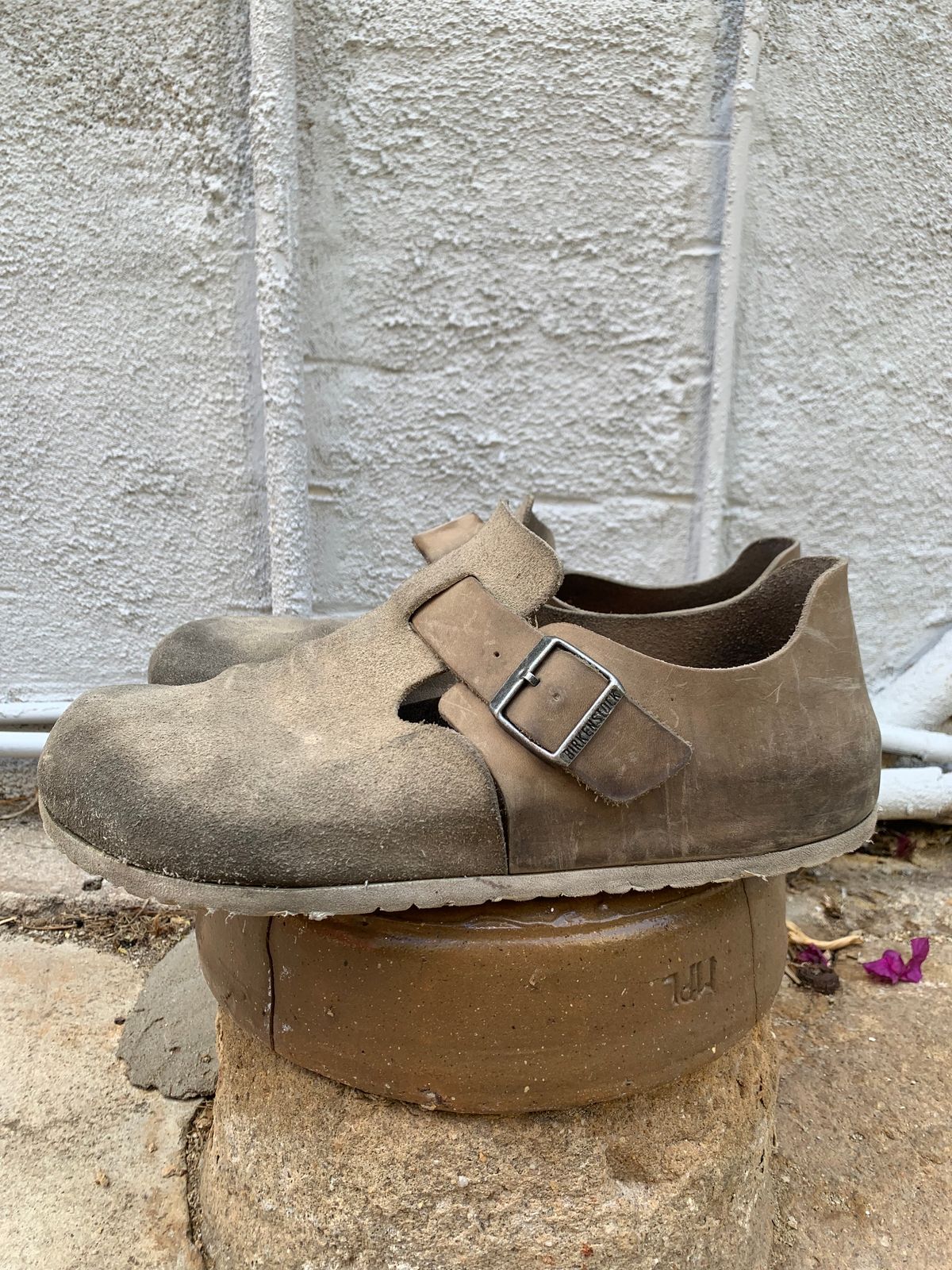 Photo by TheMorrie on April 6, 2023 of the Birkenstock London in Sandcastle Suede.