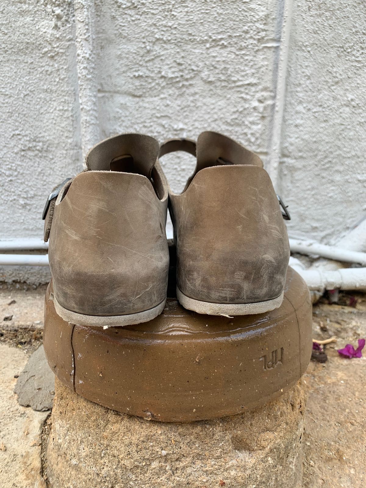Photo by TheMorrie on April 6, 2023 of the Birkenstock London in Sandcastle Suede.