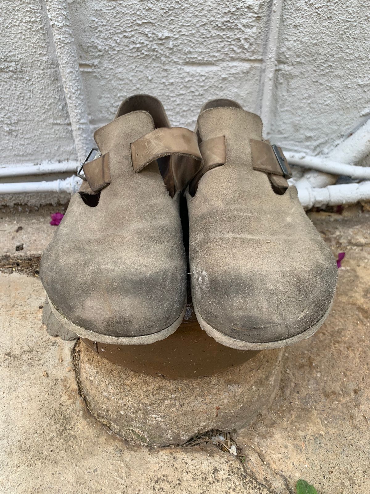 Photo by TheMorrie on April 6, 2023 of the Birkenstock London in Sandcastle Suede.