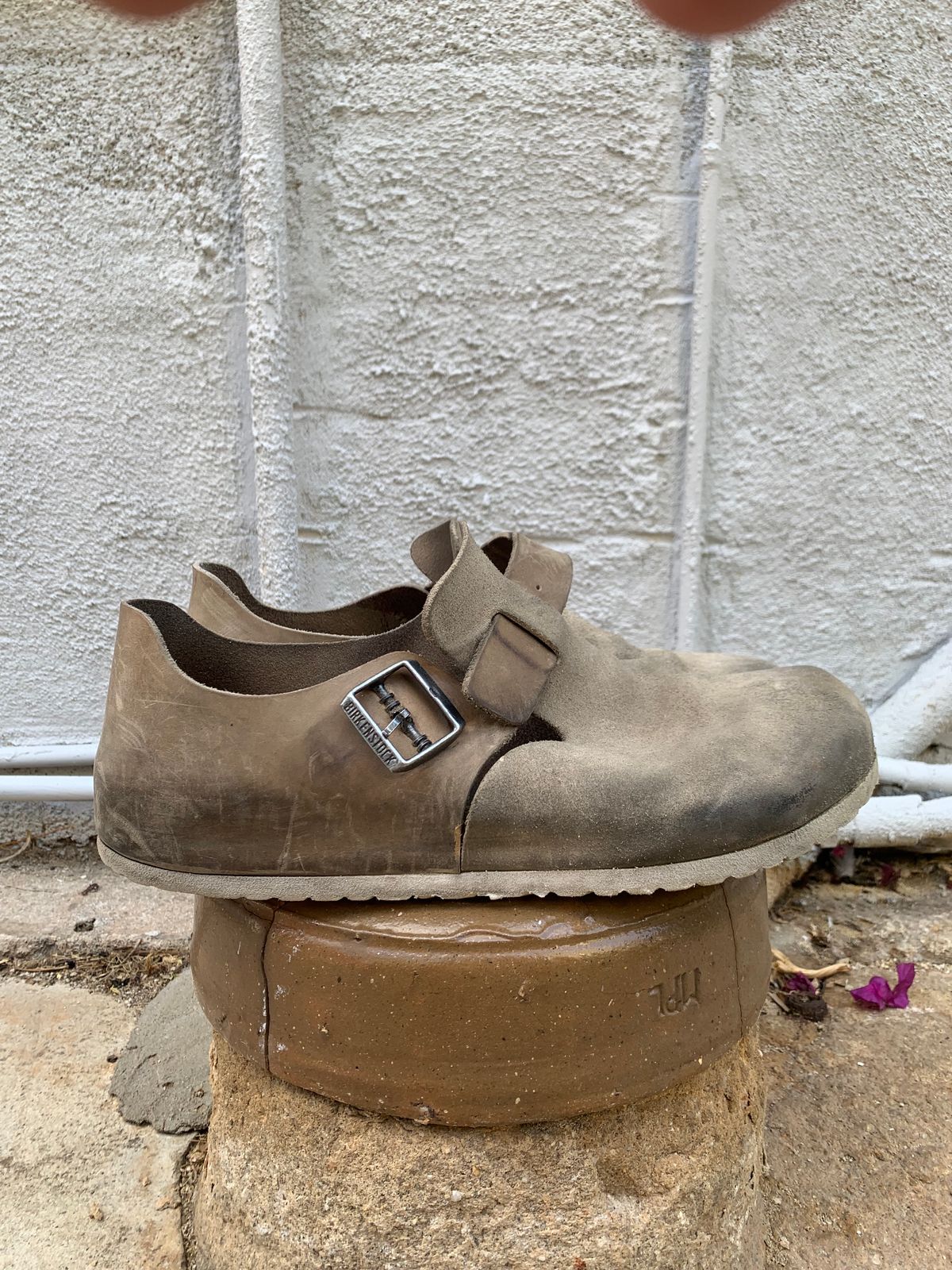 Photo by TheMorrie on April 6, 2023 of the Birkenstock London in Sandcastle Suede.
