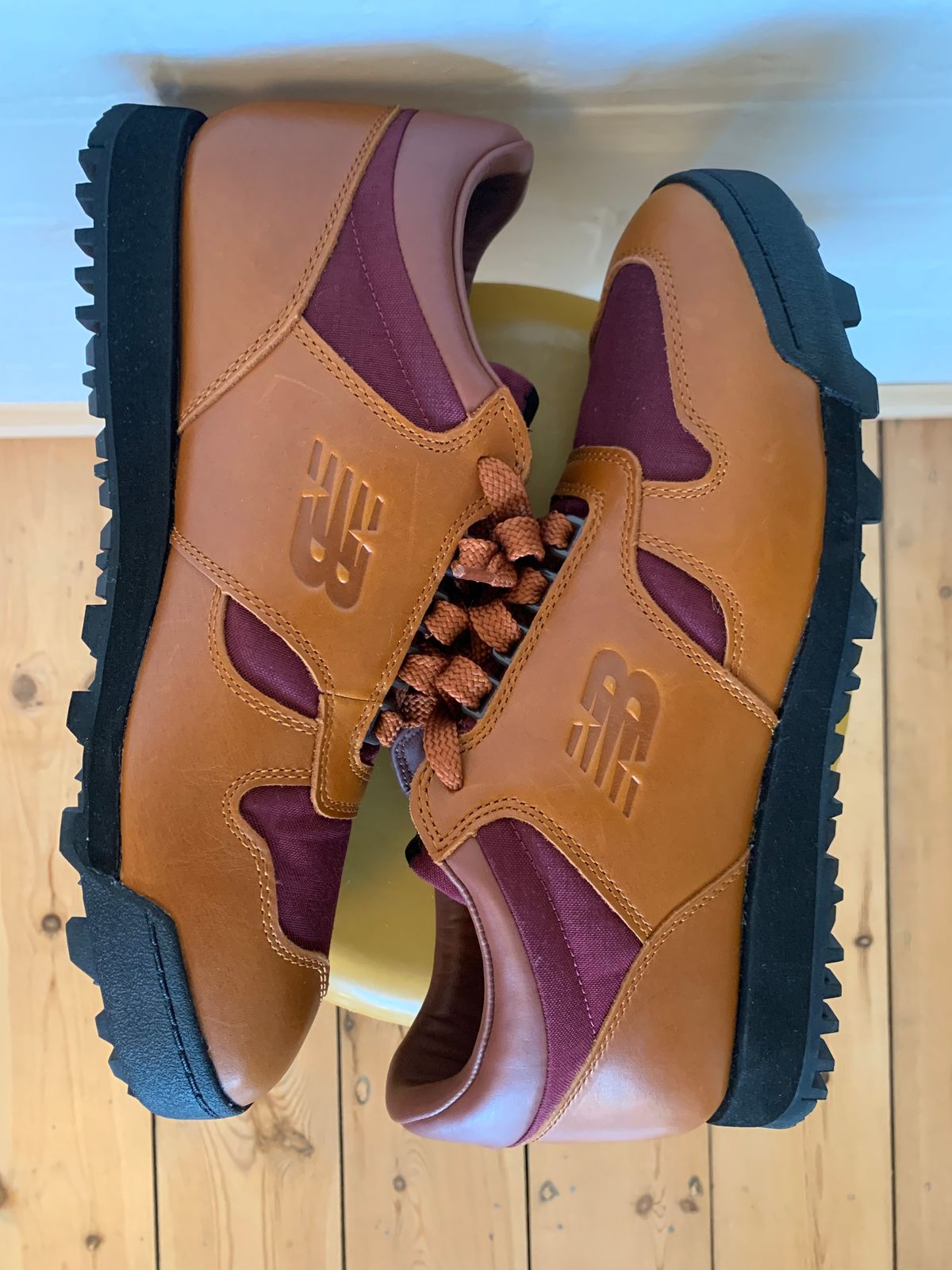 Photo by TheMorrie on October 2, 2024 of the New Balance Rainier in Unknown Natural Veg Tan.