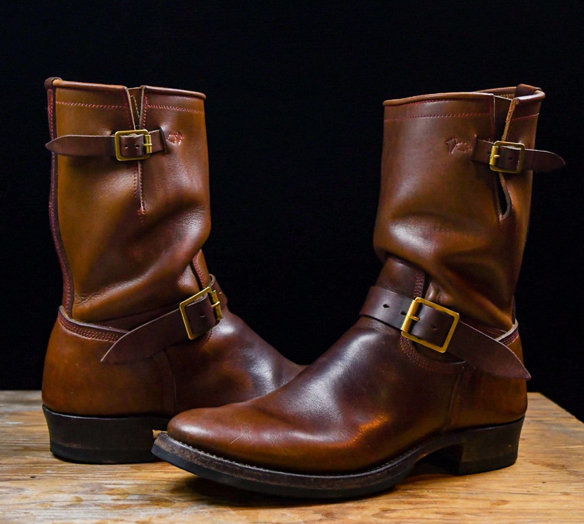 Photo by ermoyce on January 5, 2024 of the Role Club Engineer Boots in Dark Olive Steerhide.