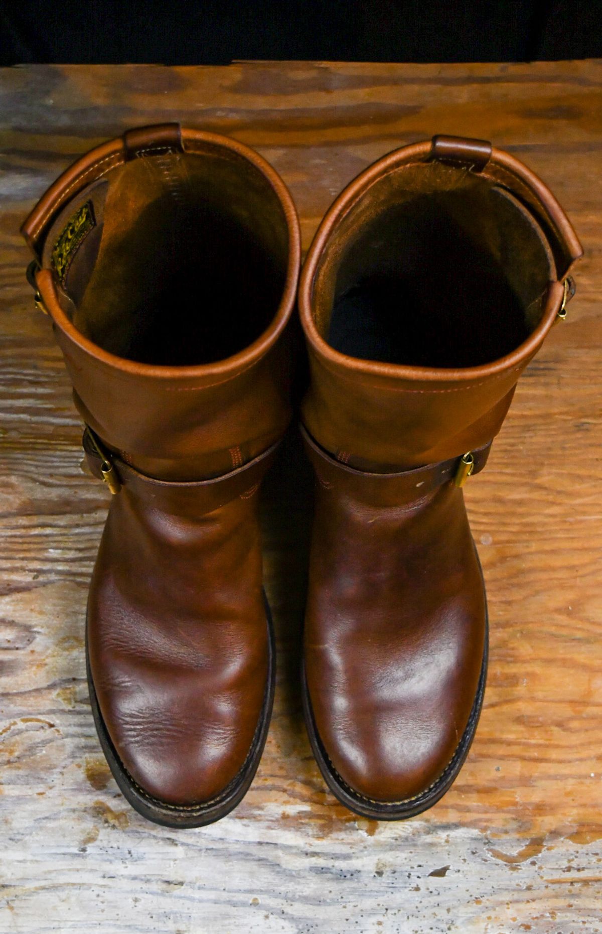 Photo by ermoyce on January 5, 2024 of the Role Club Engineer Boots in Dark Olive Steerhide.