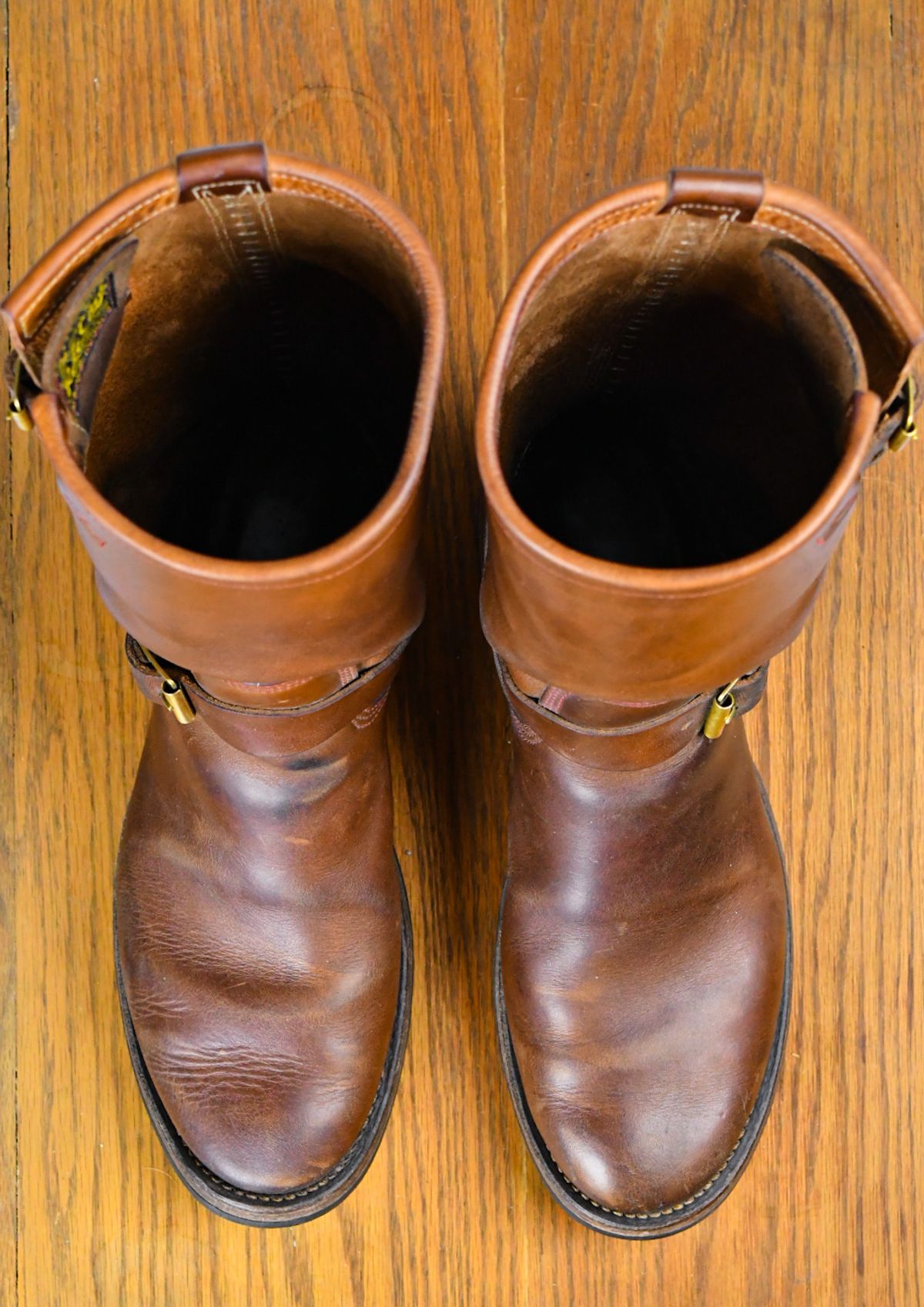 Photo by ermoyce on April 6, 2024 of the Role Club Engineer Boots in Dark Olive Steerhide.