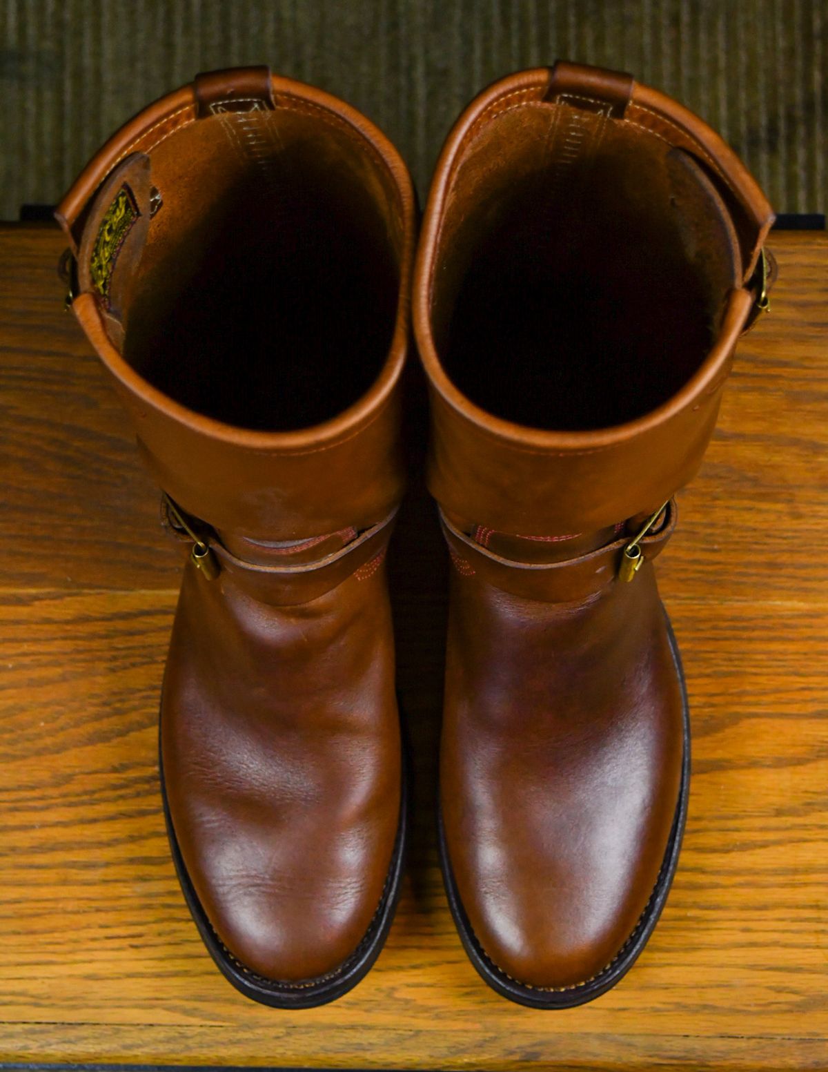 Photo by ermoyce on October 1, 2023 of the Role Club Engineer Boots in Dark Olive Steerhide.