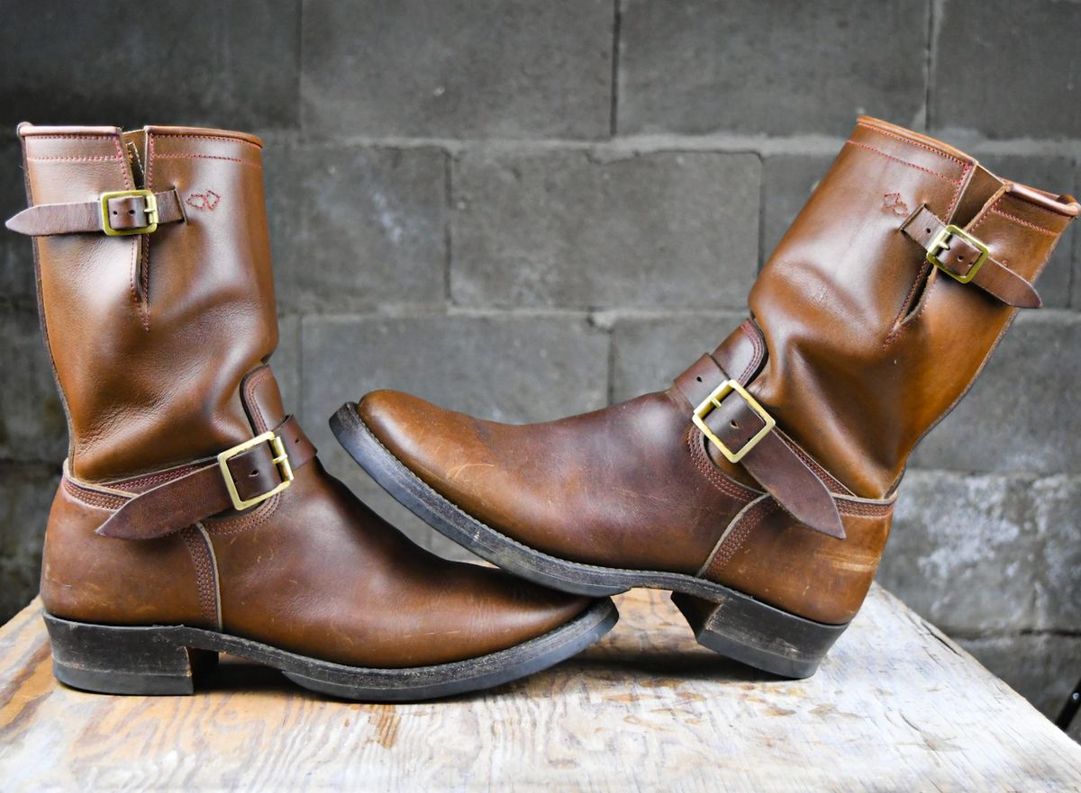 Photo by ermoyce on November 3, 2023 of the Role Club Engineer Boots in Dark Olive Steerhide.