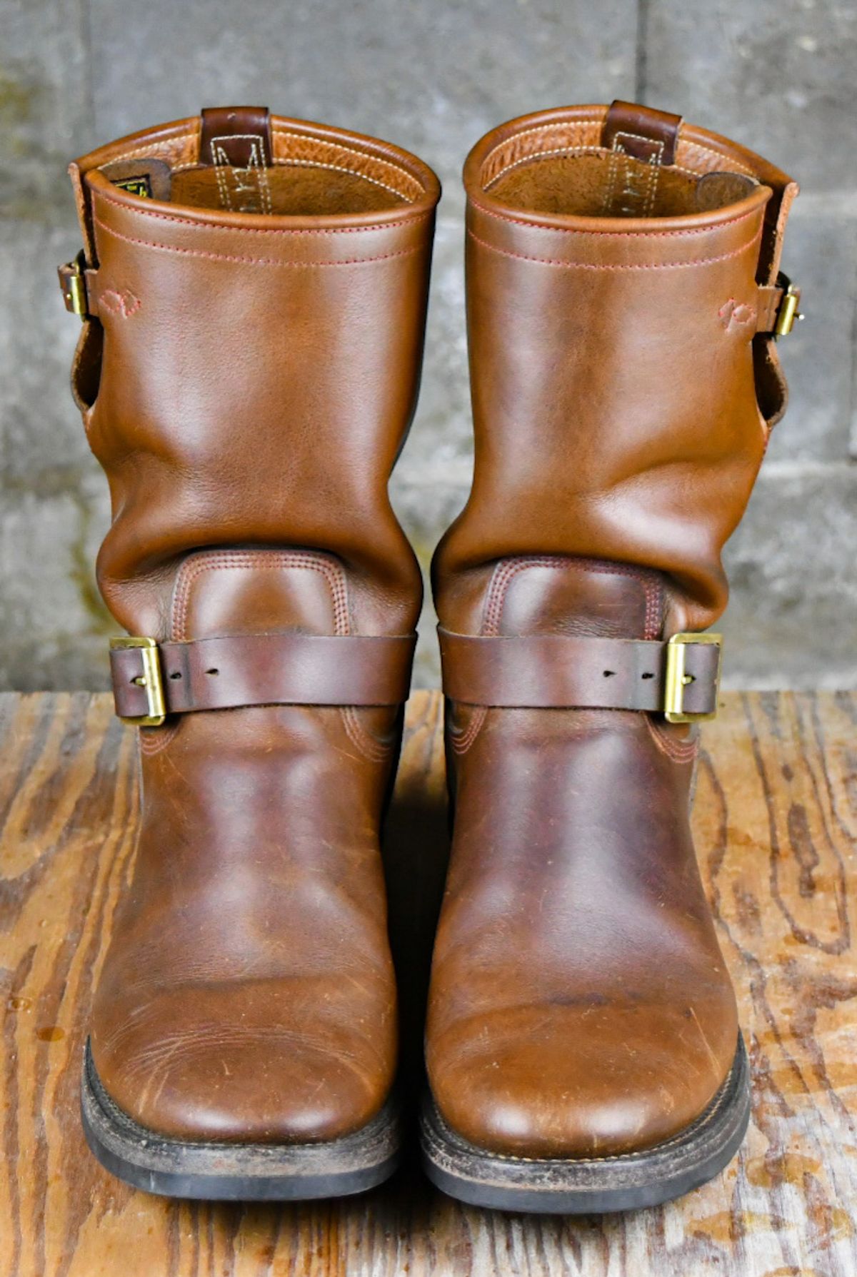 Photo by ermoyce on November 3, 2023 of the Role Club Engineer Boots in Dark Olive Steerhide.