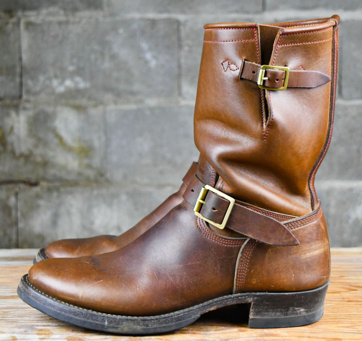 Photo by ermoyce on November 3, 2023 of the Role Club Engineer Boots in Dark Olive Steerhide.