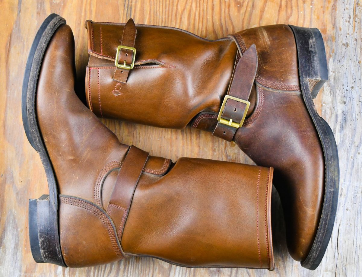 Photo by ermoyce on November 3, 2023 of the Role Club Engineer Boots in Dark Olive Steerhide.