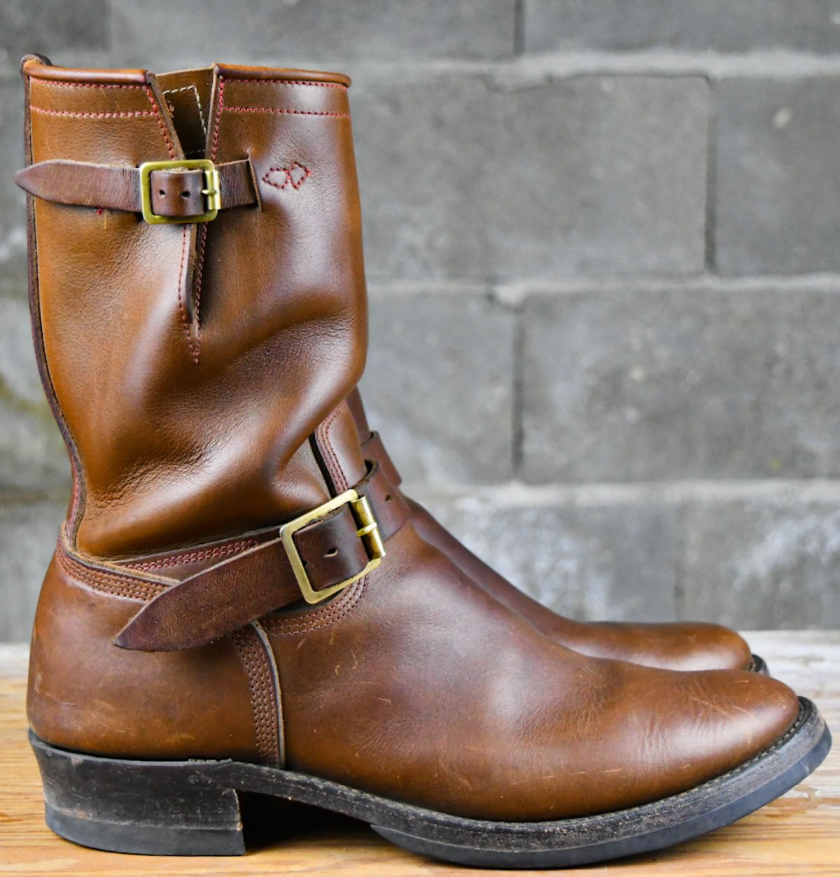 Photo by ermoyce on November 3, 2023 of the Role Club Engineer Boots in Dark Olive Steerhide.