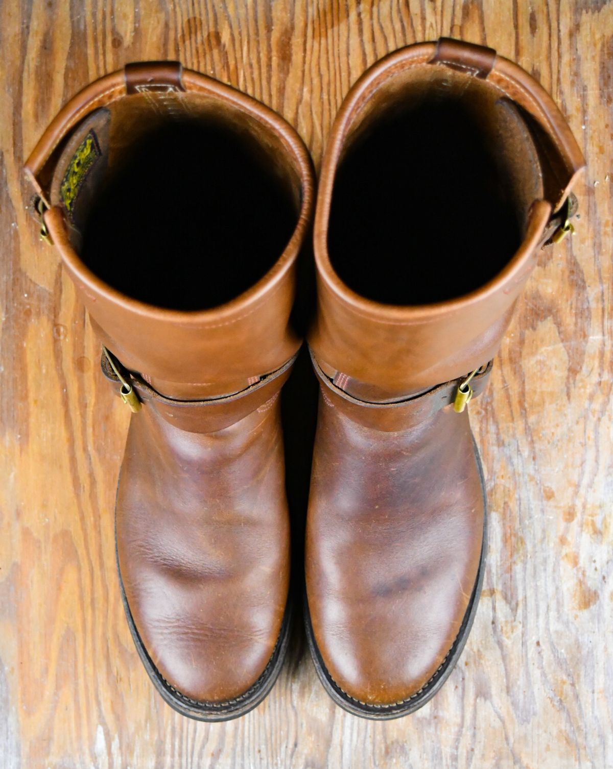 Photo by ermoyce on November 3, 2023 of the Role Club Engineer Boots in Dark Olive Steerhide.