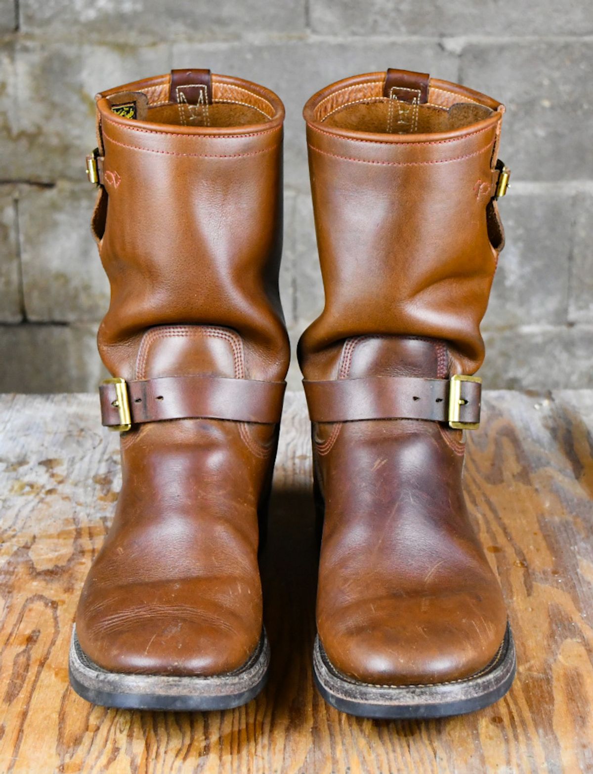 Photo by ermoyce on December 2, 2023 of the Role Club Engineer Boots in Dark Olive Steerhide.