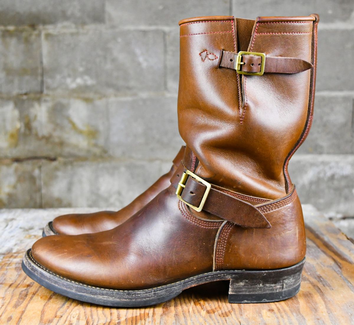 Photo by ermoyce on December 2, 2023 of the Role Club Engineer Boots in Dark Olive Steerhide.
