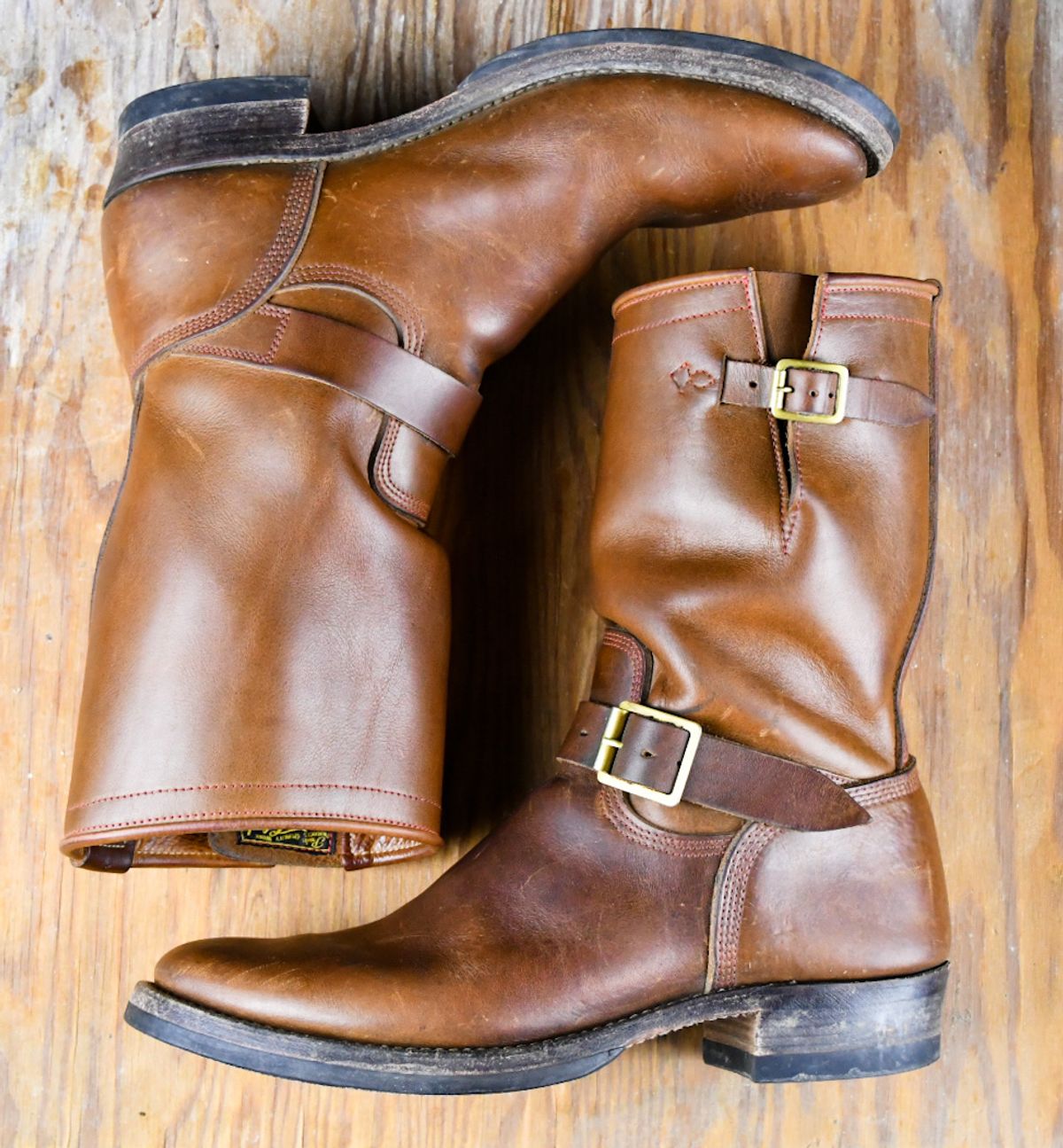 Photo by ermoyce on December 2, 2023 of the Role Club Engineer Boots in Dark Olive Steerhide.