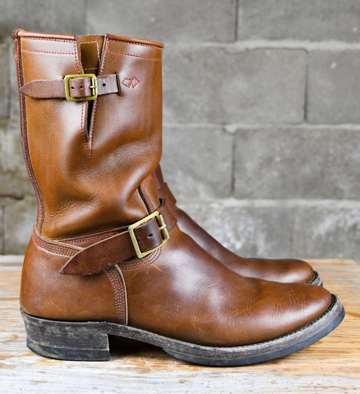 Photo by ermoyce on December 2, 2023 of the Role Club Engineer Boots in Dark Olive Steerhide.