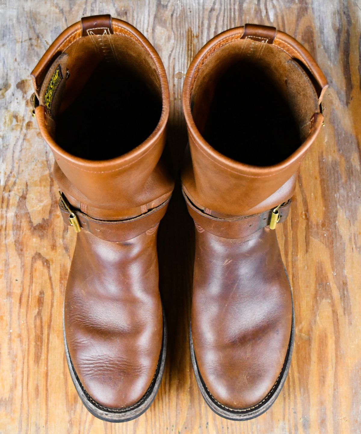 Photo by ermoyce on December 2, 2023 of the Role Club Engineer Boots in Dark Olive Steerhide.