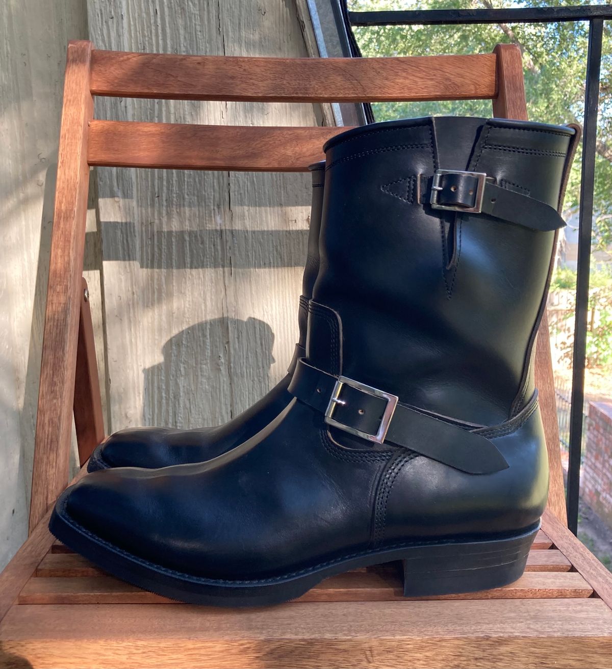 Photo by ermoyce on October 3, 2024 of the Zerrows Type One in Horween Black Chromexcel.