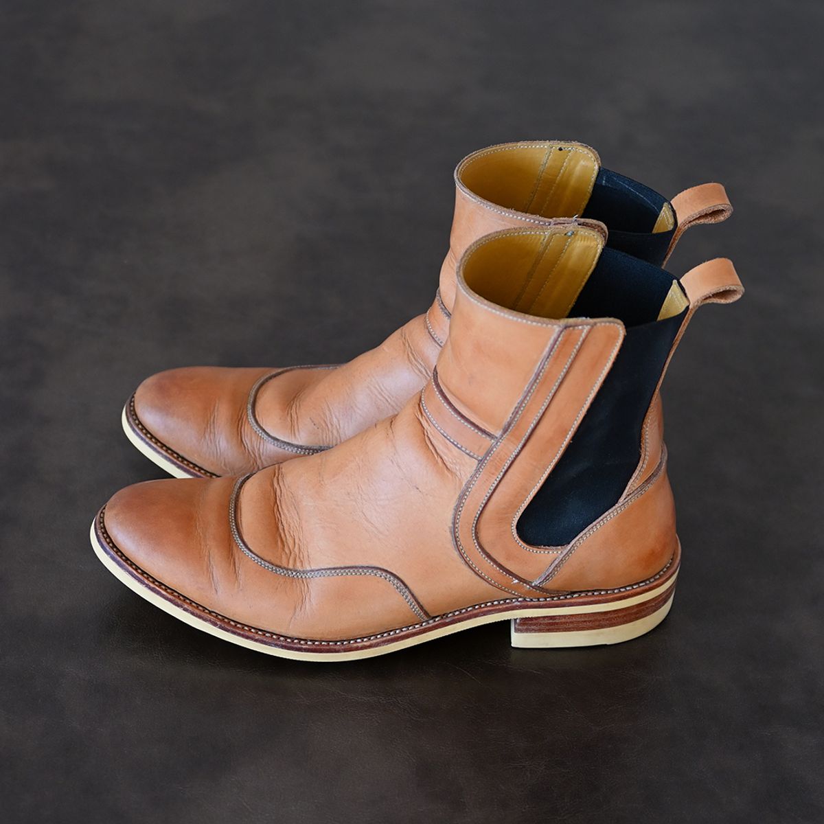 Photo by vasuki_design on March 1, 2024 of the Fortis Boots La Royale in Cisarua Indonesian Natural Vegtan.