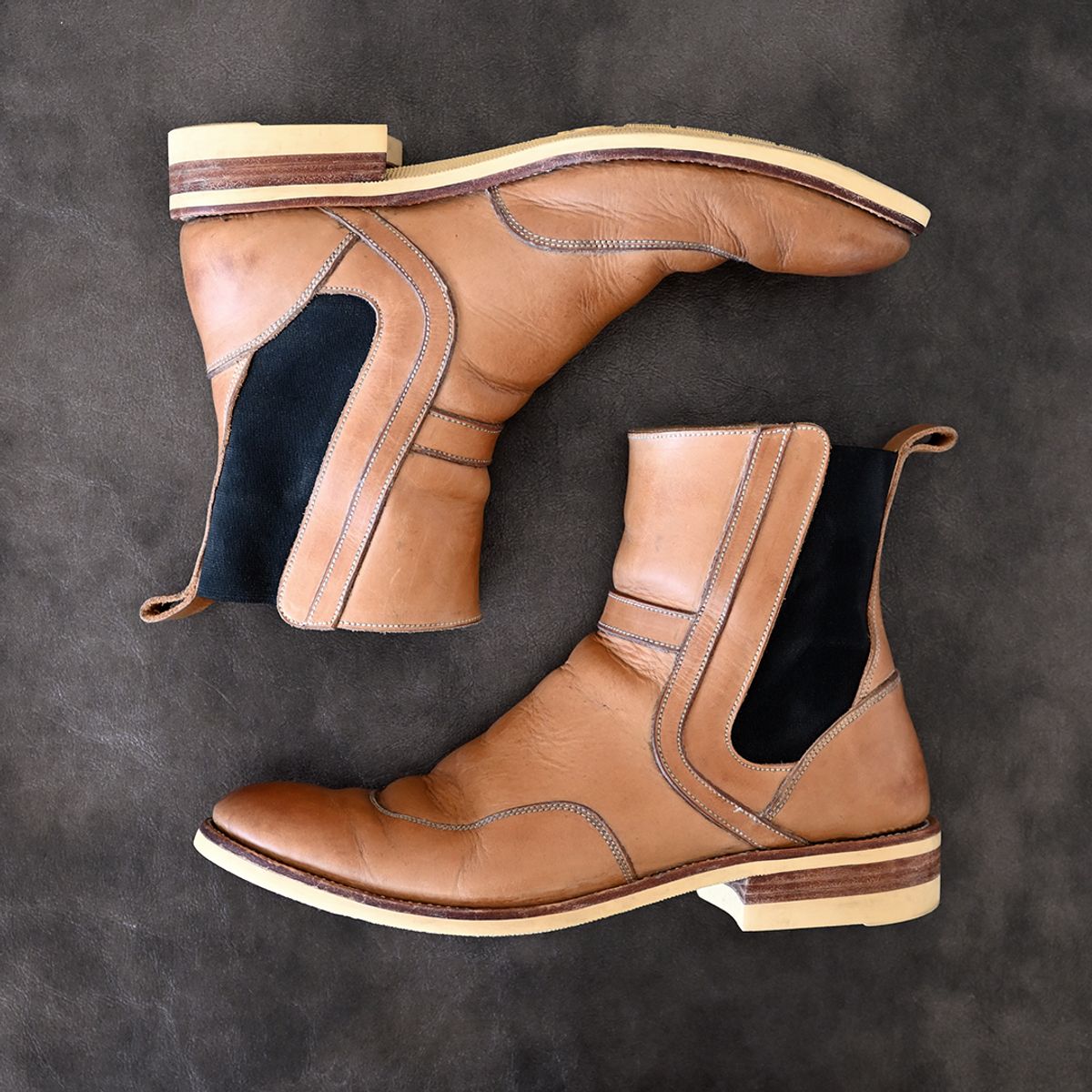 Photo by vasuki_design on March 1, 2024 of the Fortis Boots La Royale in Cisarua Indonesian Natural Vegtan.