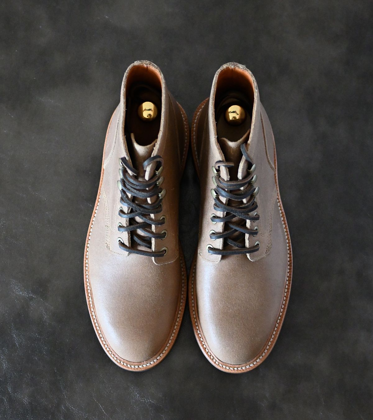 Photo by vasuki_design on October 2, 2022 of the Grant Stone Diesel Boot in C.F. Stead Natural Waxy Commander Suede.