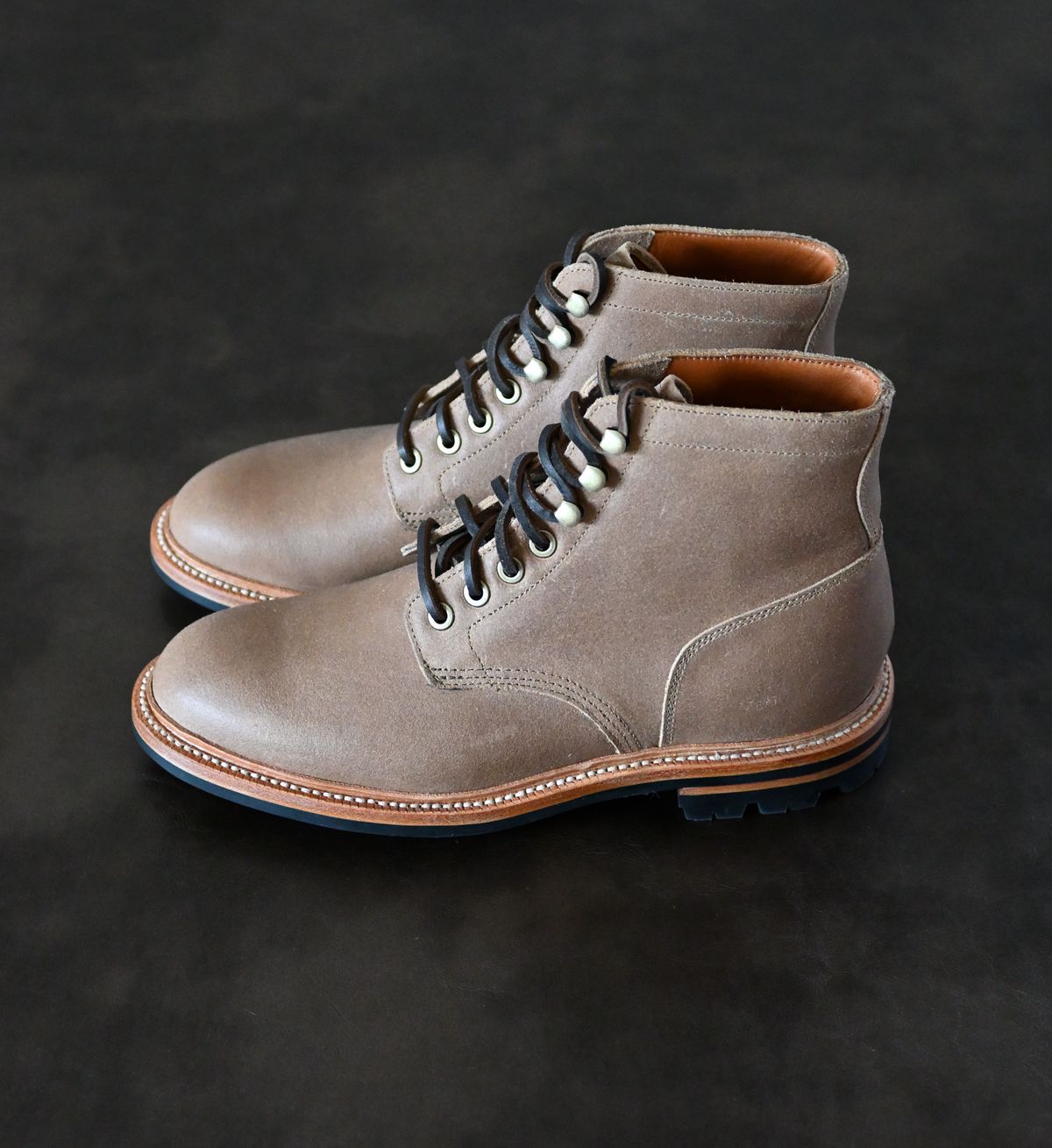 Photo by vasuki_design on October 2, 2022 of the Grant Stone Diesel Boot in C.F. Stead Natural Waxy Commander Suede.