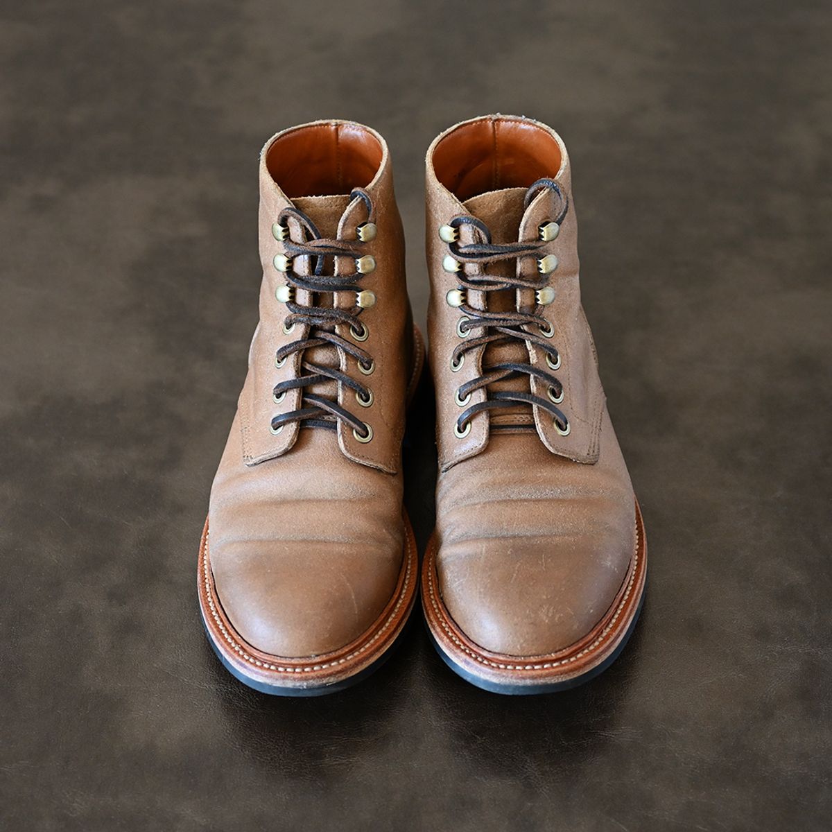 Photo by vasuki_design on December 5, 2022 of the Grant Stone Diesel Boot in C.F. Stead Natural Waxy Commander Suede.