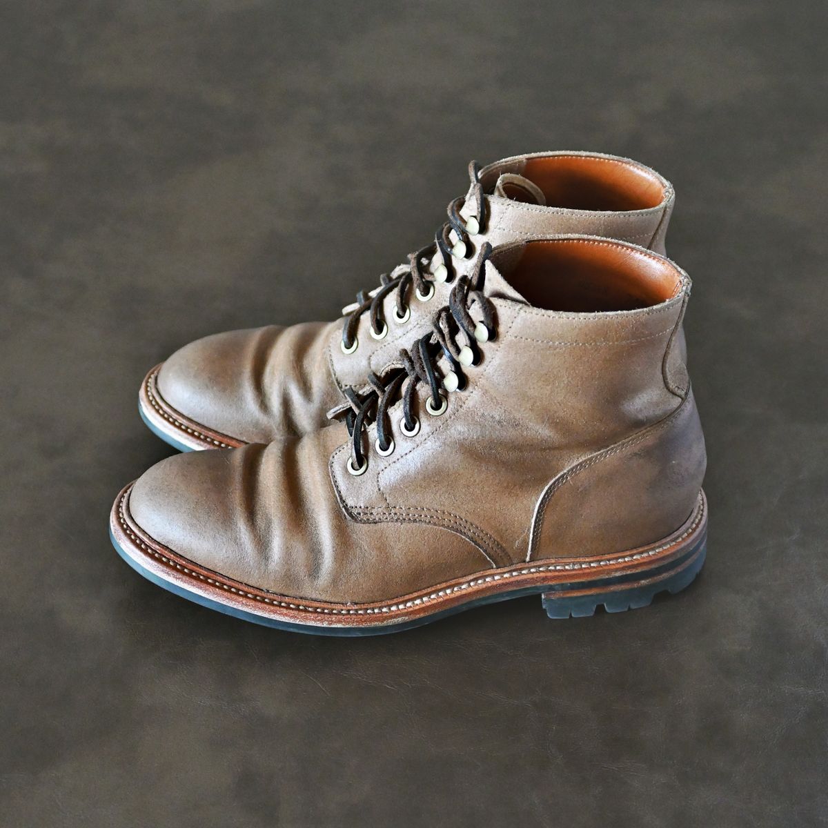Photo by vasuki_design on January 3, 2023 of the Grant Stone Diesel Boot in C.F. Stead Natural Waxy Commander Suede.