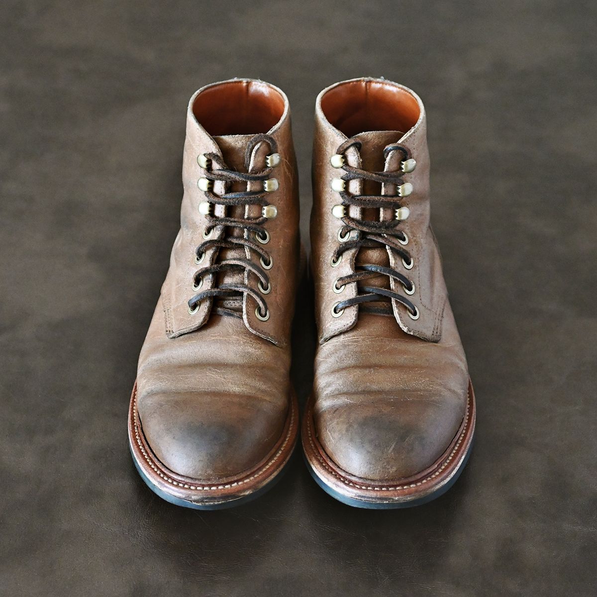 Photo by vasuki_design on February 3, 2023 of the Grant Stone Diesel Boot in C.F. Stead Natural Waxy Commander Suede.